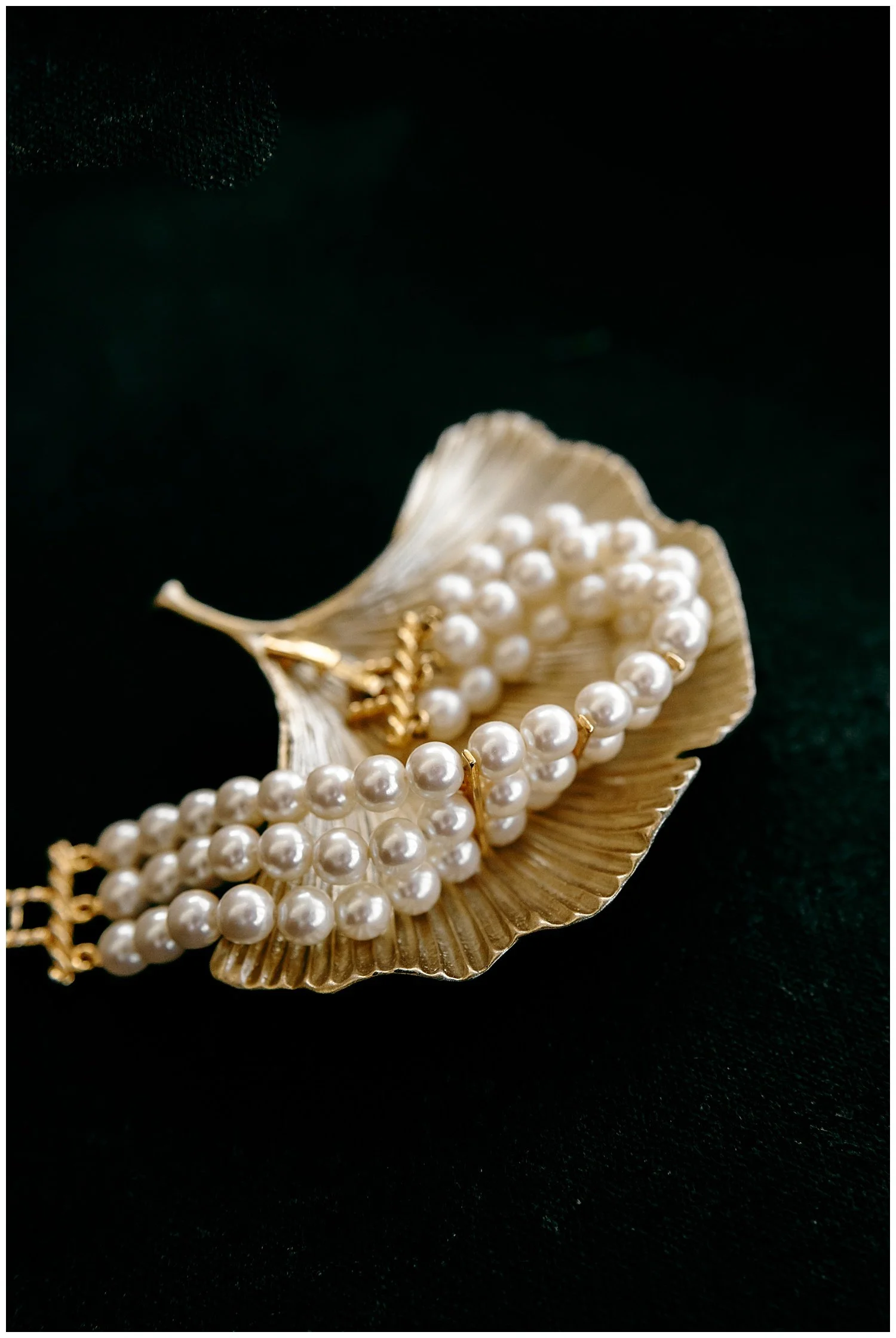 pearl bracelet in gold dish