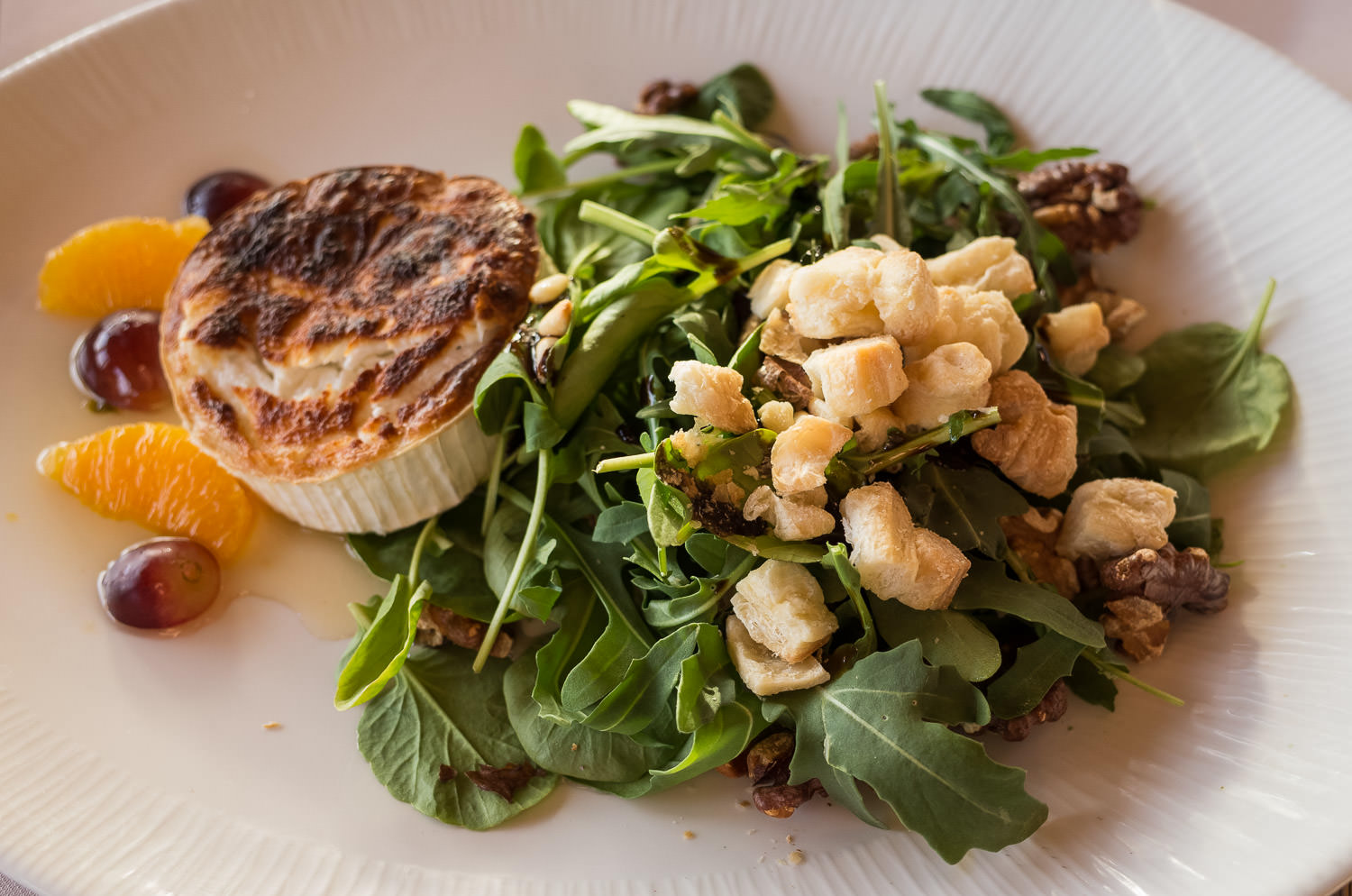 Grilled goats cheese with honey, walnuts and balsamic glaze (v)