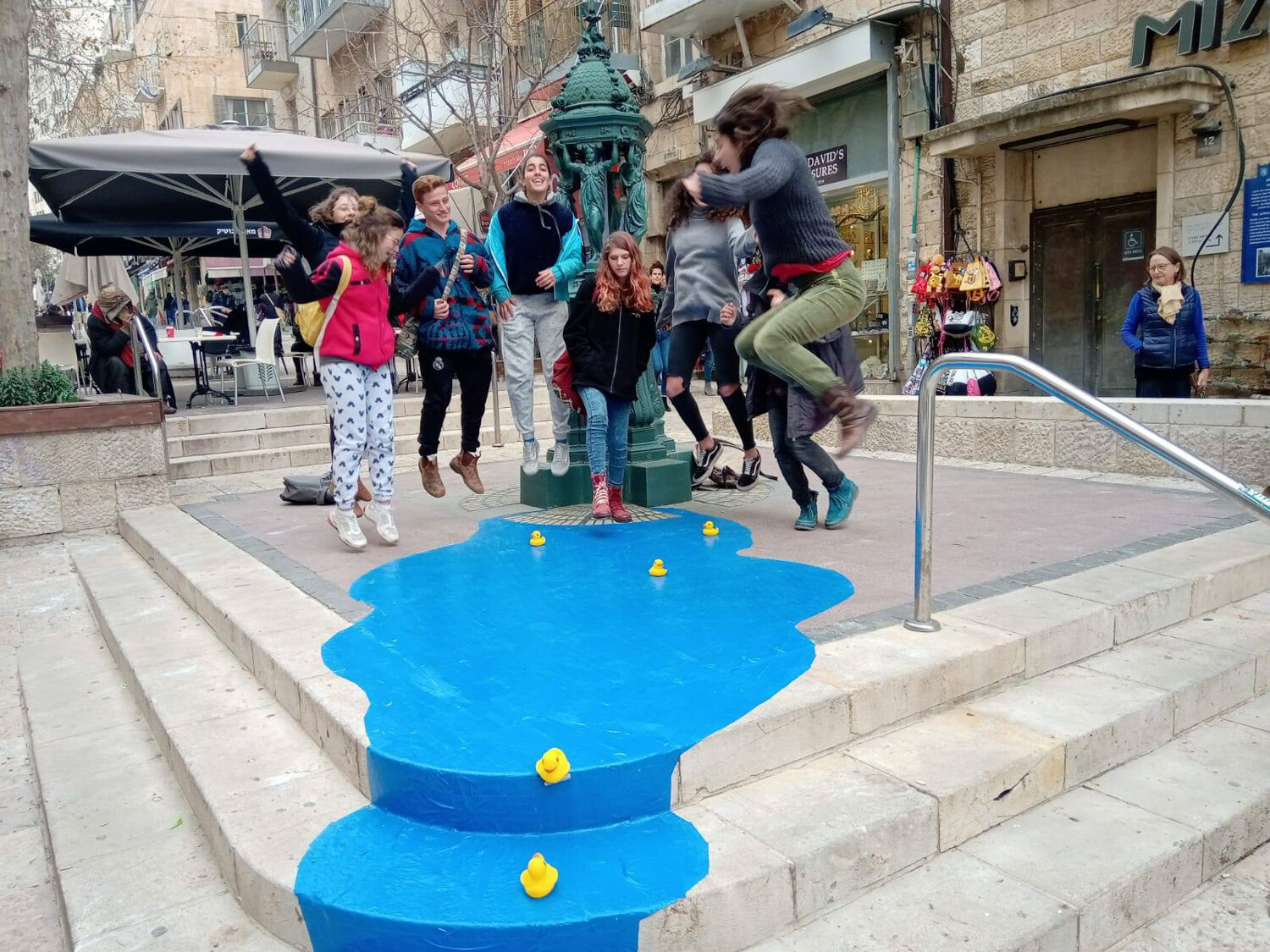 שלוליות עם תלמידי תיכון ליפתא במסגרת פרוייקט פלייסמייקינג בשיתוף מנחי תלפיות, ירושלים 2019.jpg