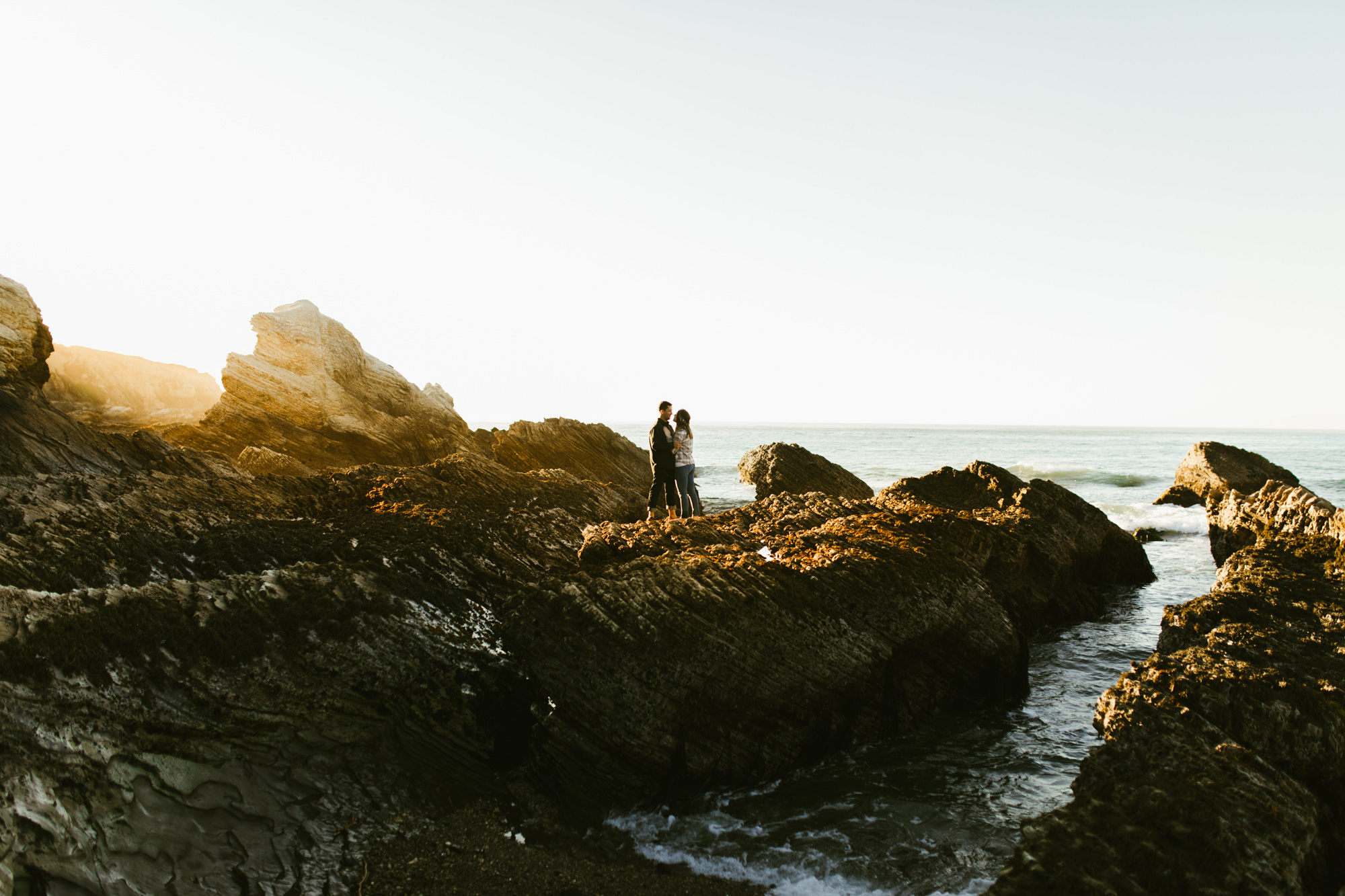 couple session at montana de oro state park // san luis obispo, california // central coast wedding photographers // www.thehearnes.com