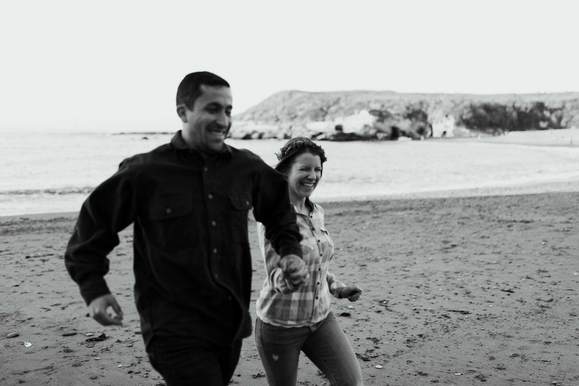 couple session at montana de oro state park // san luis obispo, california // central coast wedding photographers // www.thehearnes.com