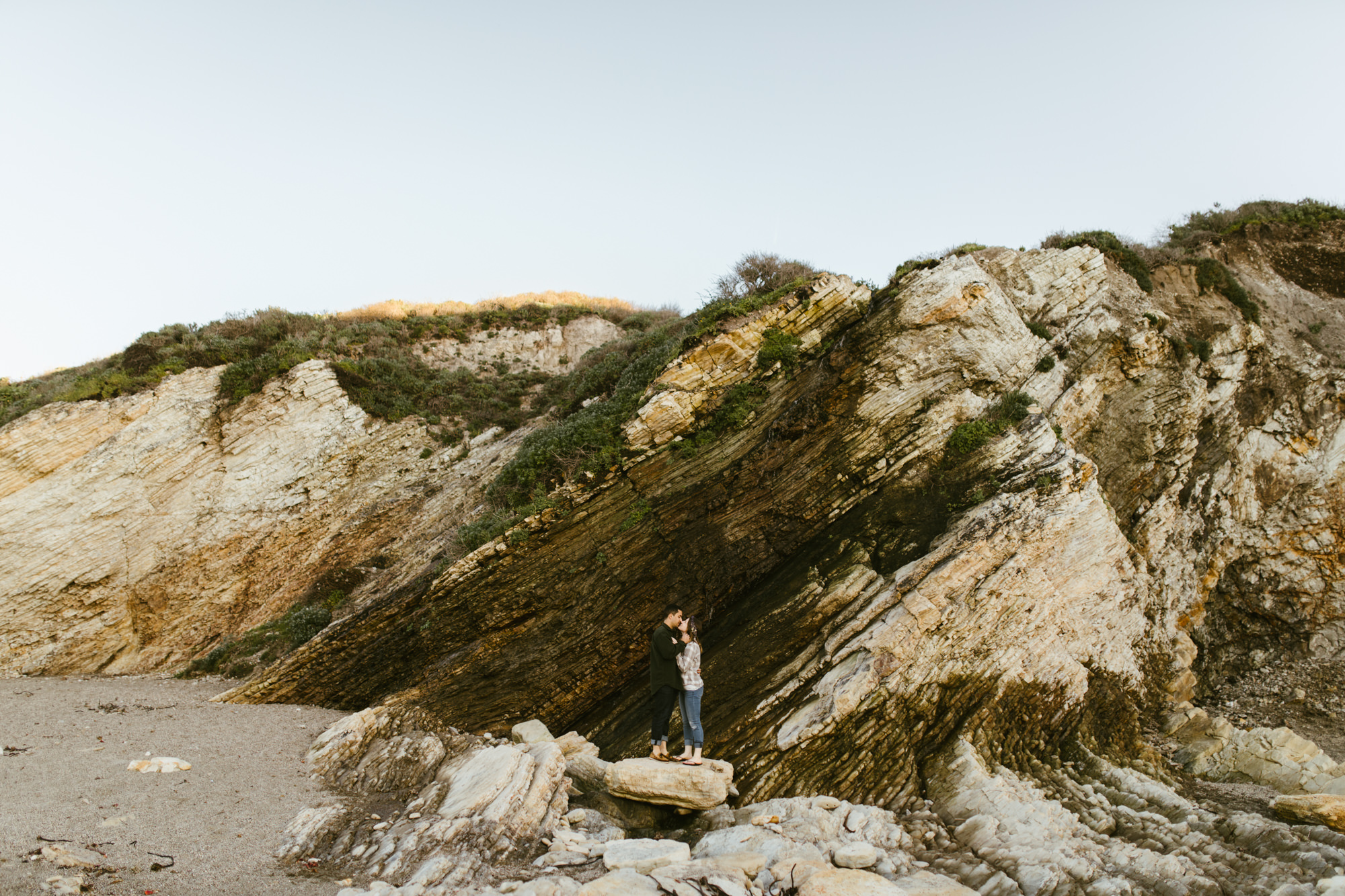 couple session at montana de oro state park // san luis obispo, california // central coast wedding photographers // www.thehearnes.com