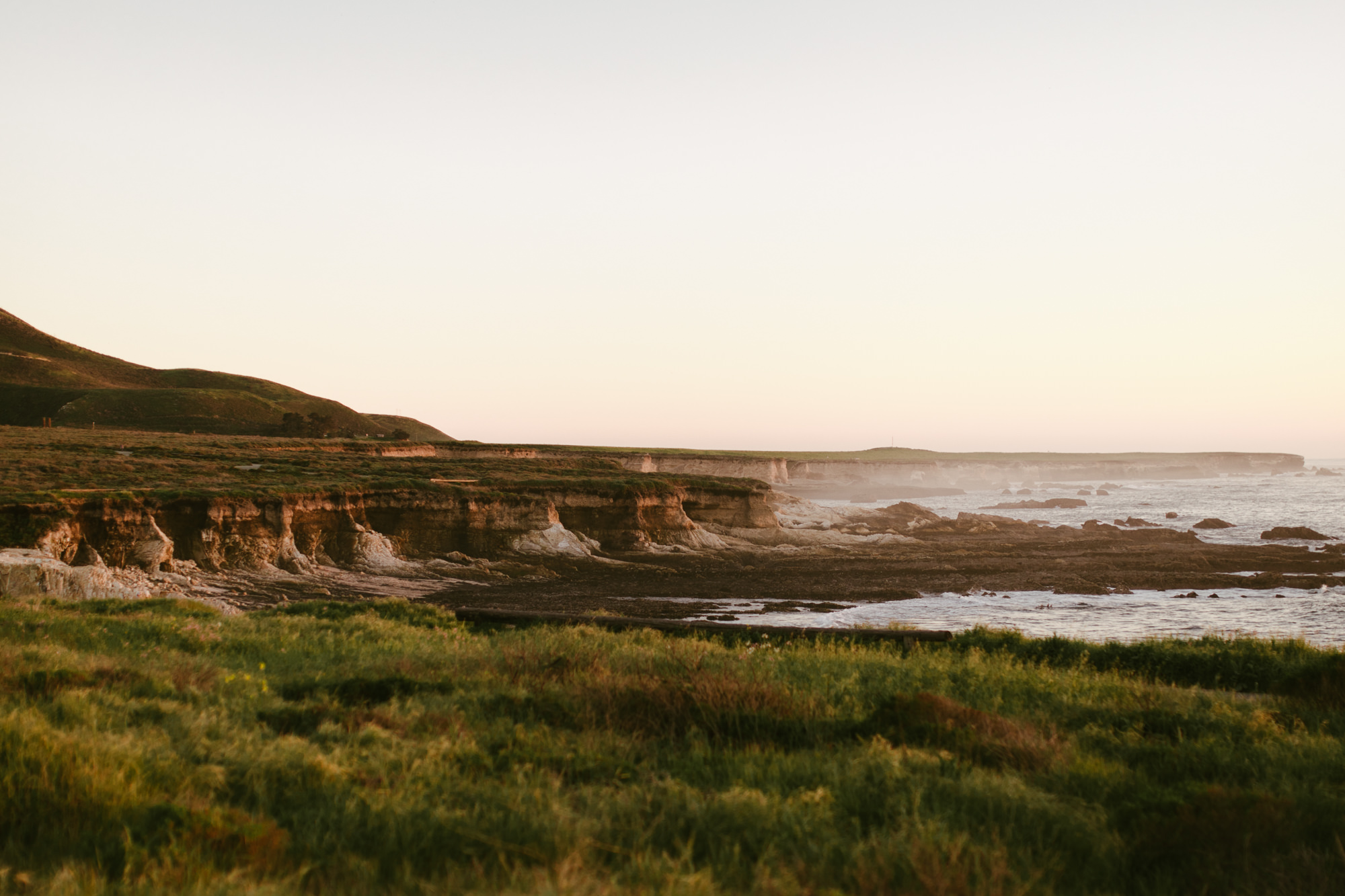 couple session at montana de oro state park // san luis obispo, california // central coast wedding photographers // www.thehearnes.com