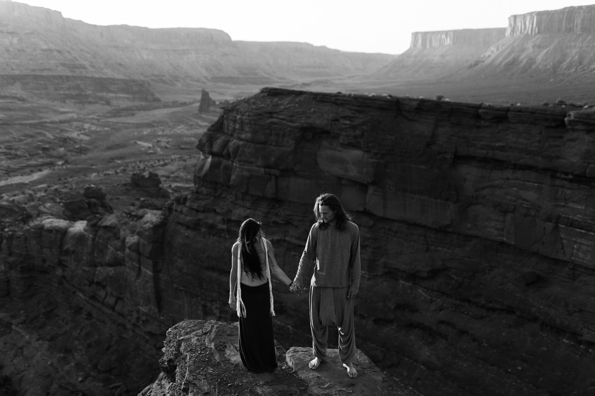 extreme acro-yoga engagement session in moab, utah // desert elopement inspiration // adventure wedding photographers // the hearnes adventure wedding photography // www.thehearnes.com