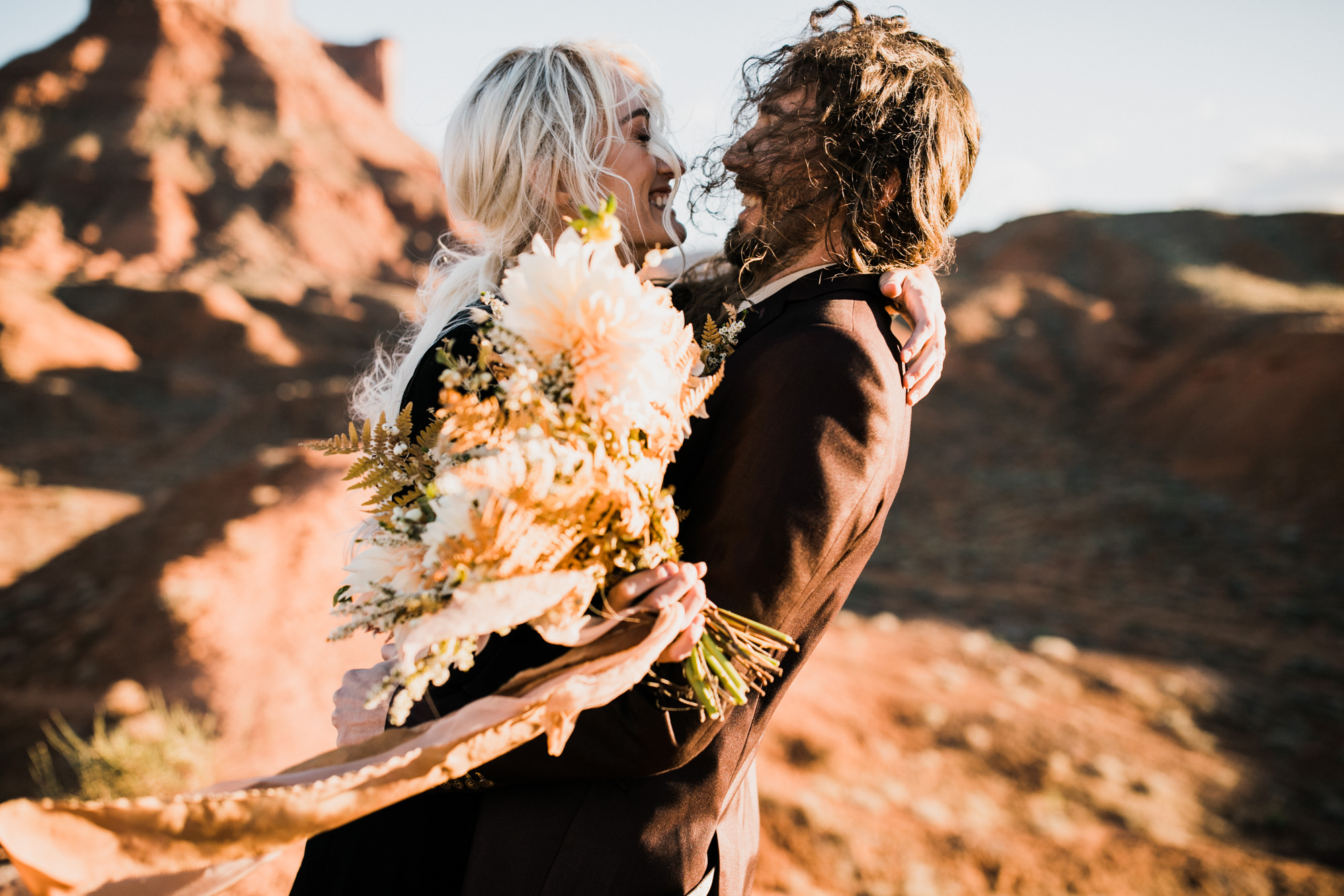 Moab desert elopement inspiration | moab, utah intimate wedding and elopement photographer | the hearnes adventure photography | www.thehearnes.com