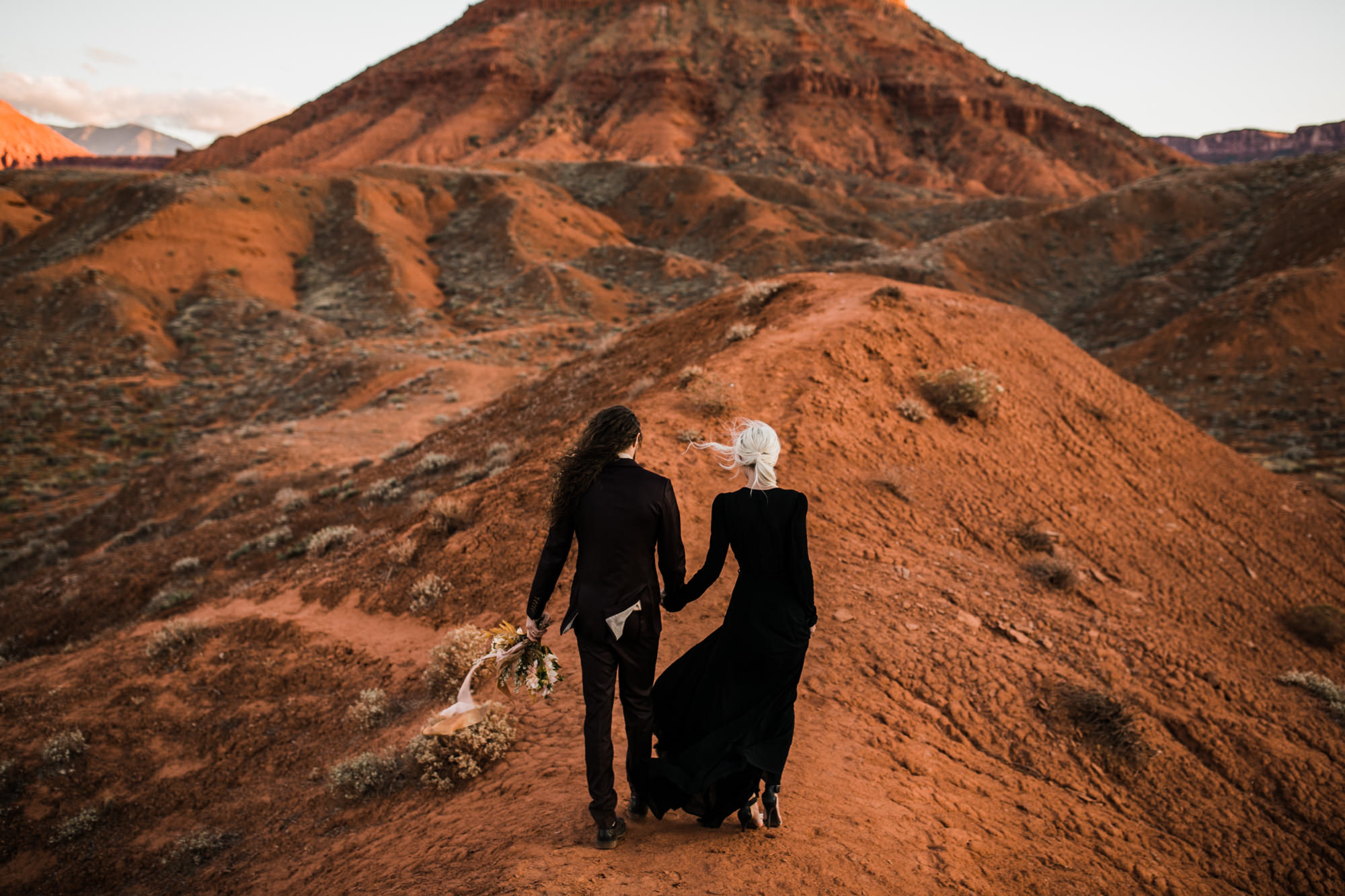 Moab desert elopement inspiration | moab, utah intimate wedding and elopement photographer | the hearnes adventure photography | www.thehearnes.com