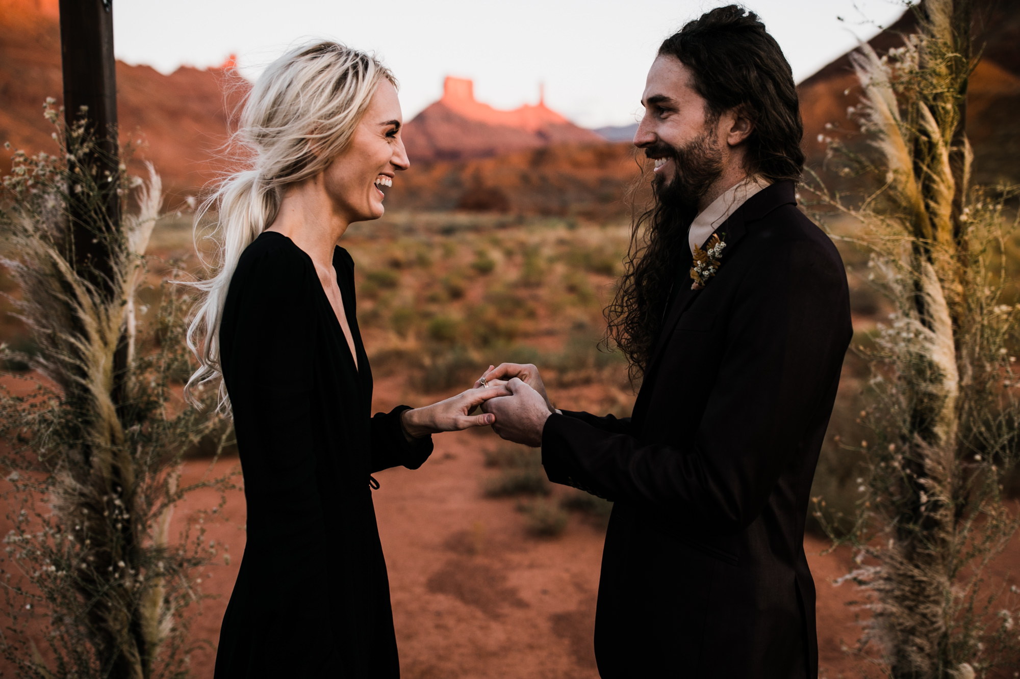 Moab desert elopement inspiration | moab, utah intimate wedding and elopement photographer | the hearnes adventure photography | www.thehearnes.com