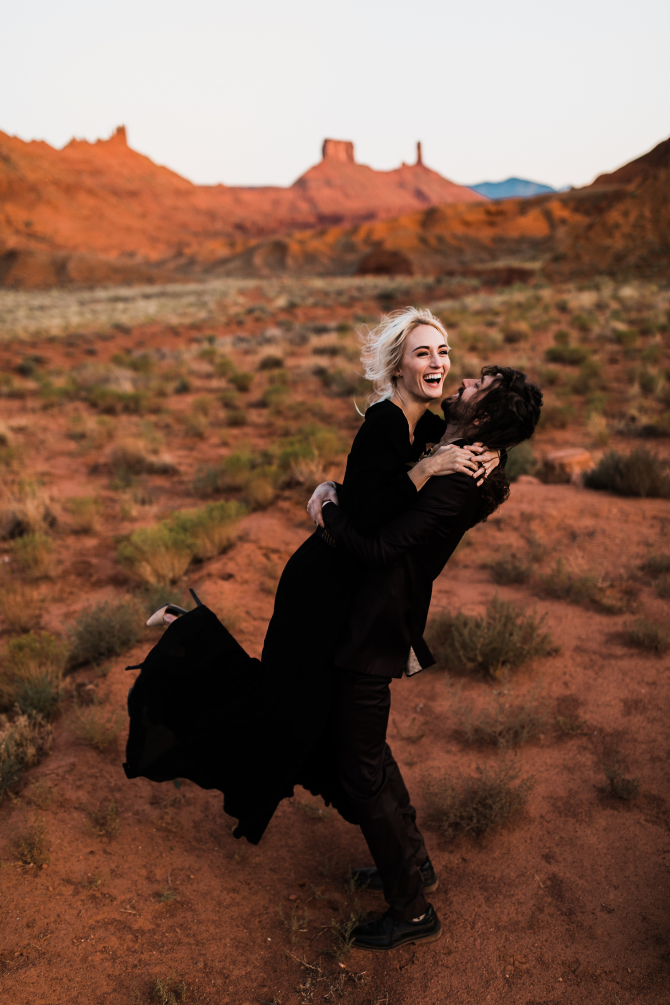 Moab desert elopement inspiration | moab, utah intimate wedding and elopement photographer | the hearnes adventure photography | www.thehearnes.com