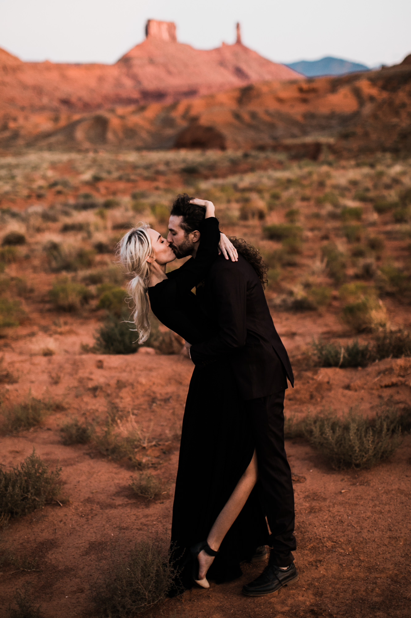 Moab desert elopement inspiration | moab, utah intimate wedding and elopement photographer | the hearnes adventure photography | www.thehearnes.com