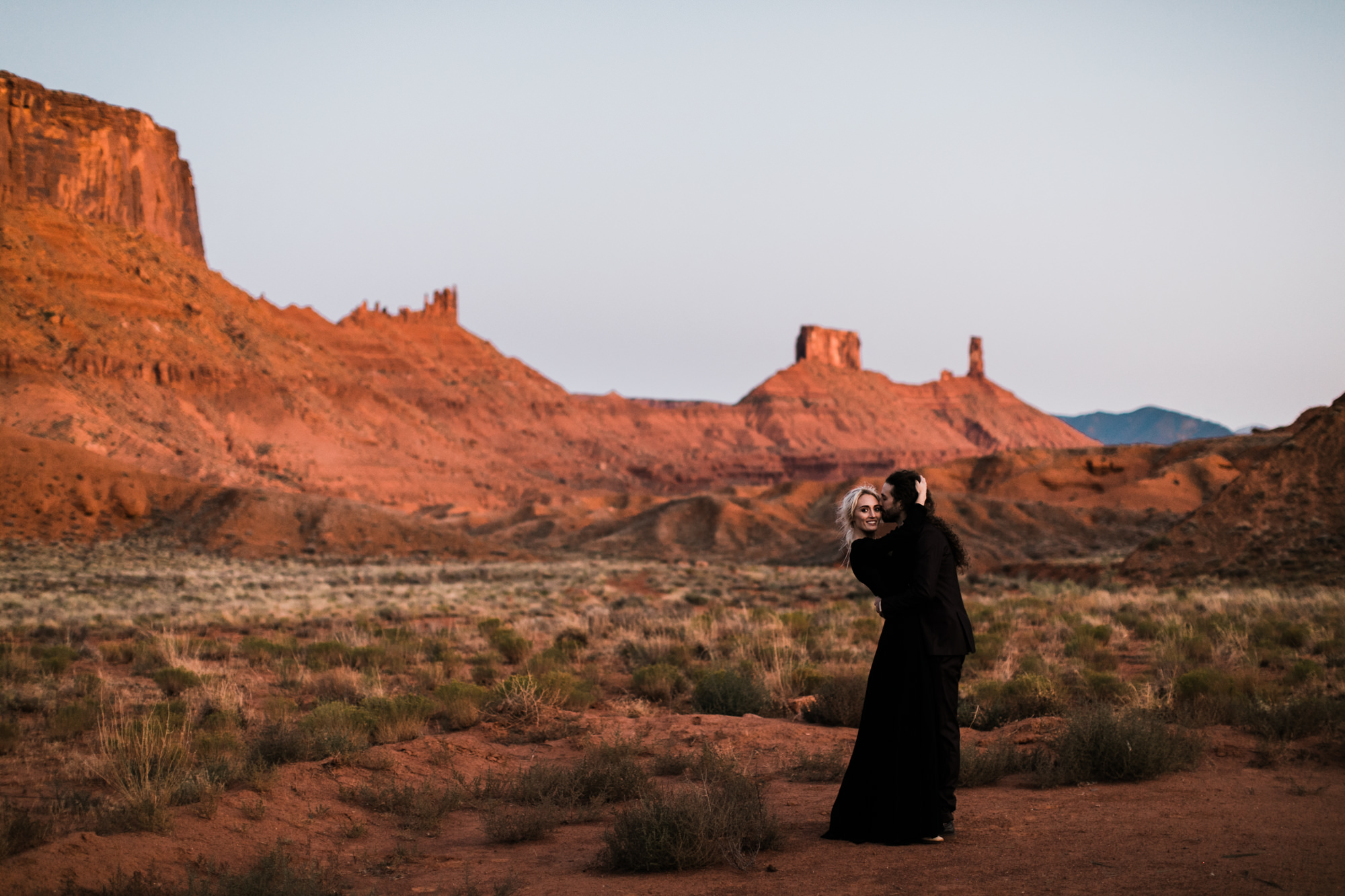 Moab desert elopement inspiration | moab, utah intimate wedding and elopement photographer | the hearnes adventure photography | www.thehearnes.com