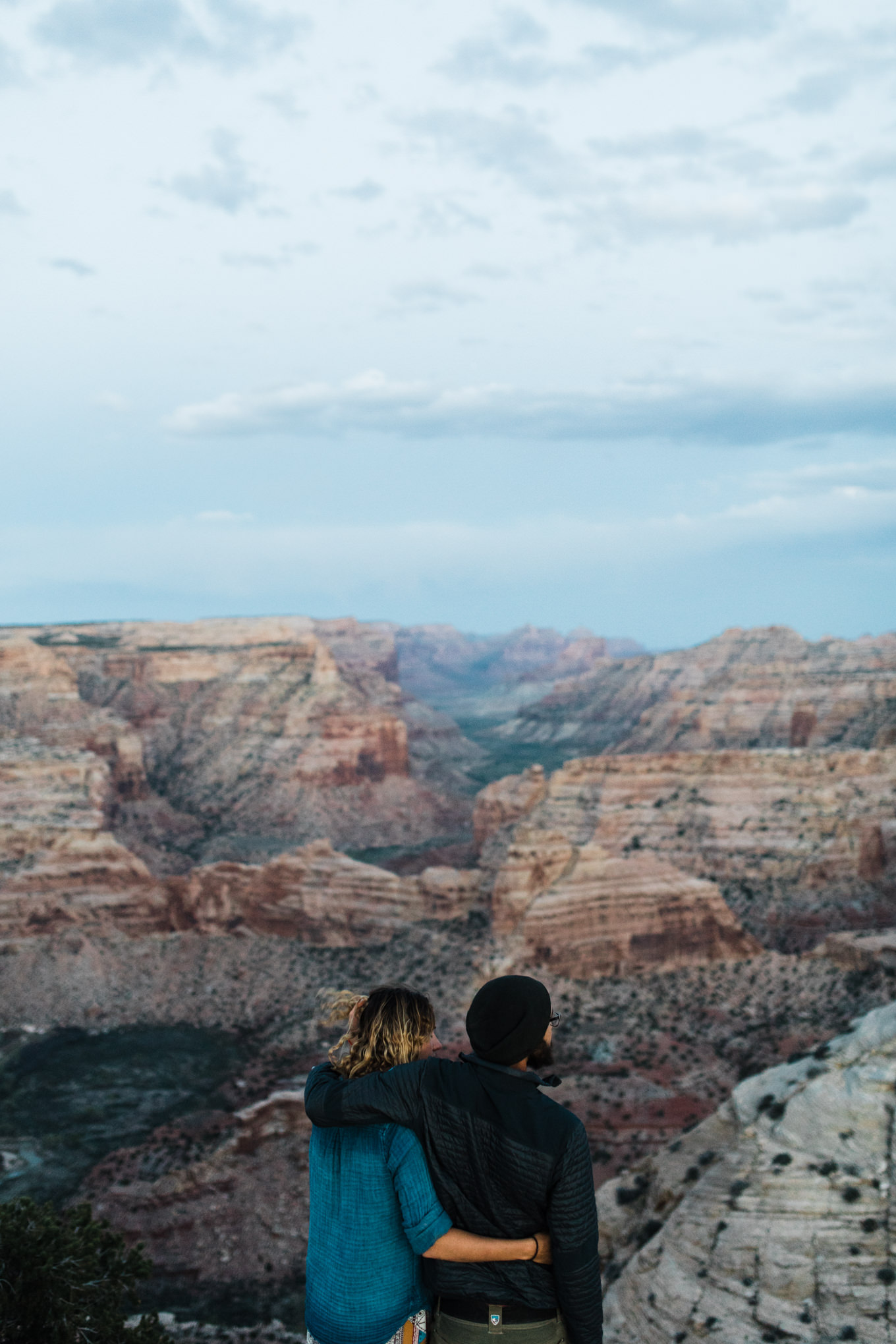 utah desert adventure session | destination engagement photo inspiration | utah adventure elopement photographers | the hearnes adventure photography | www.thehearnes.com