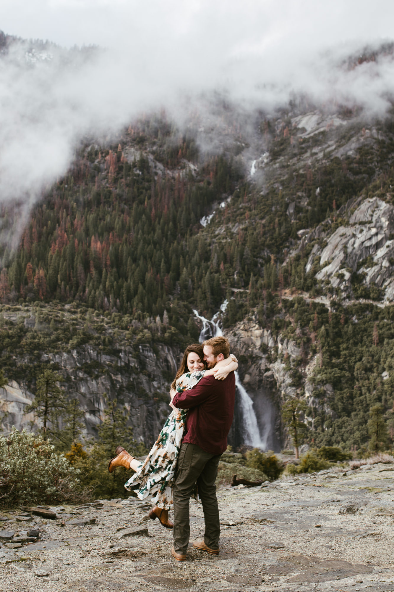 yosemite national park foggy engagement session | destination engagement photo inspiration | utah adventure elopement photographers | the hearnes adventure photography | www.thehearnes.com