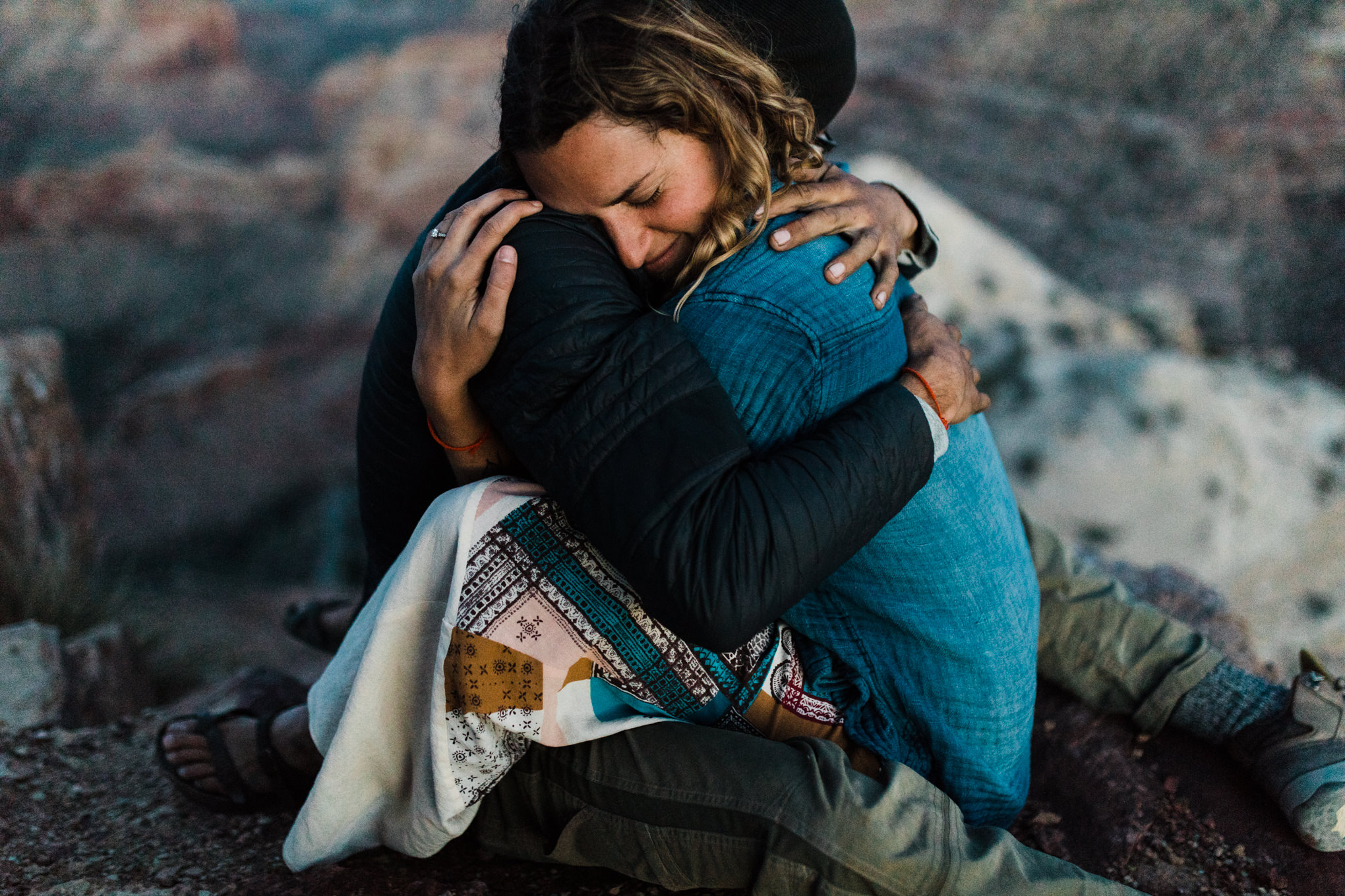 utah desert adventure session | destination engagement photo inspiration | utah adventure elopement photographers | the hearnes adventure photography | www.thehearnes.com