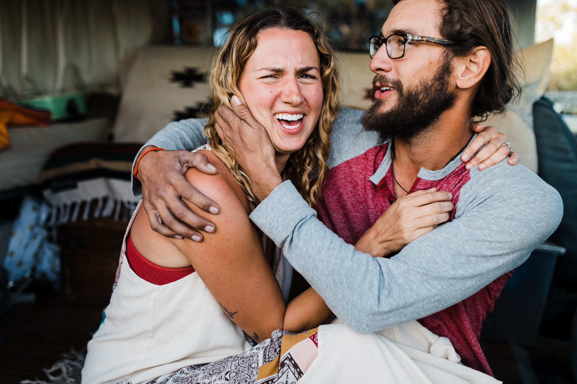 van life session in the utah desert | destination engagement photo inspiration | utah adventure elopement photographers | the hearnes adventure photography | www.thehearnes.com