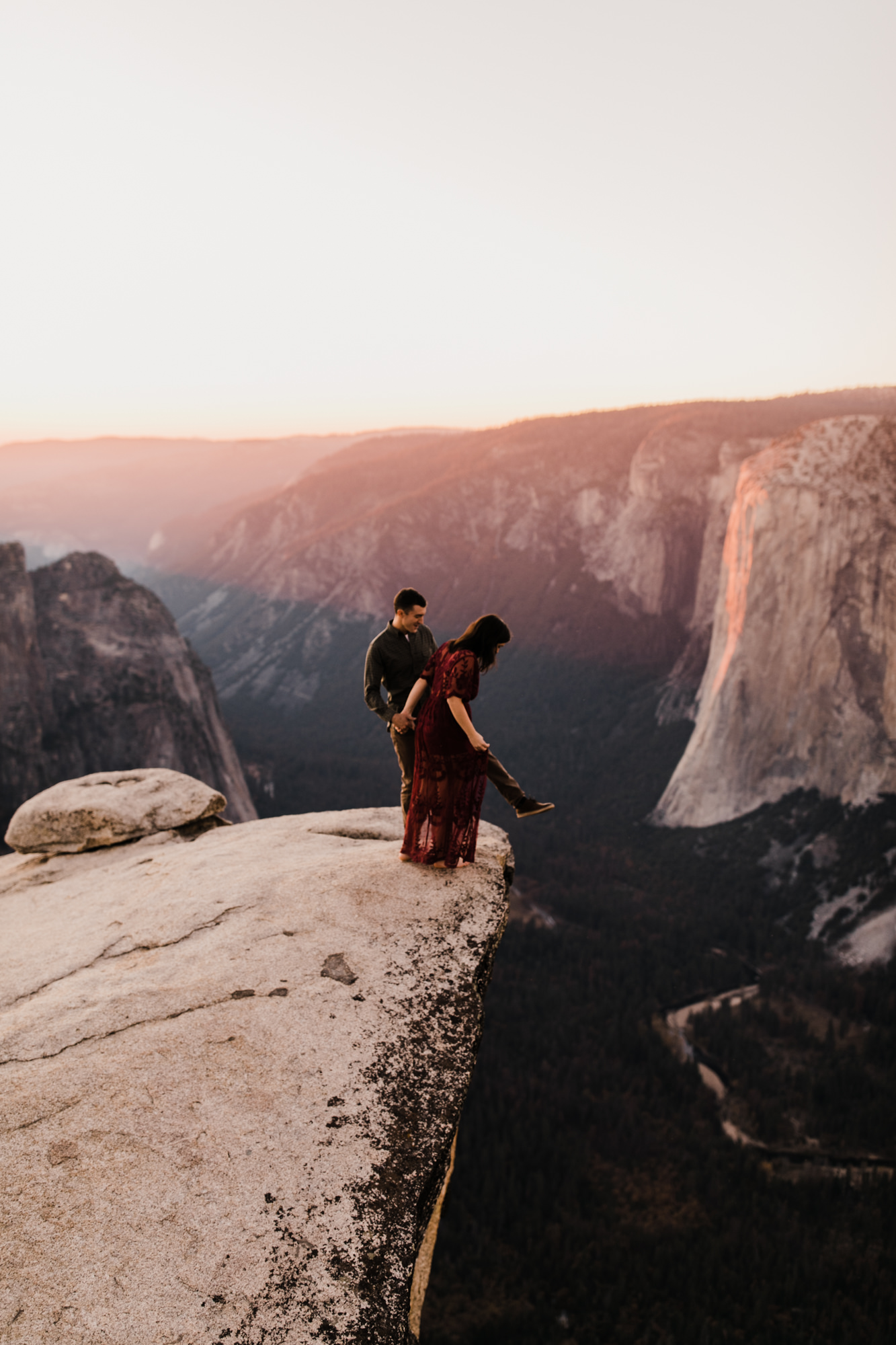 epic yosemite national park engagement session | destination engagement photo inspiration | utah adventure elopement photographers | the hearnes adventure photography | www.thehearnes.com