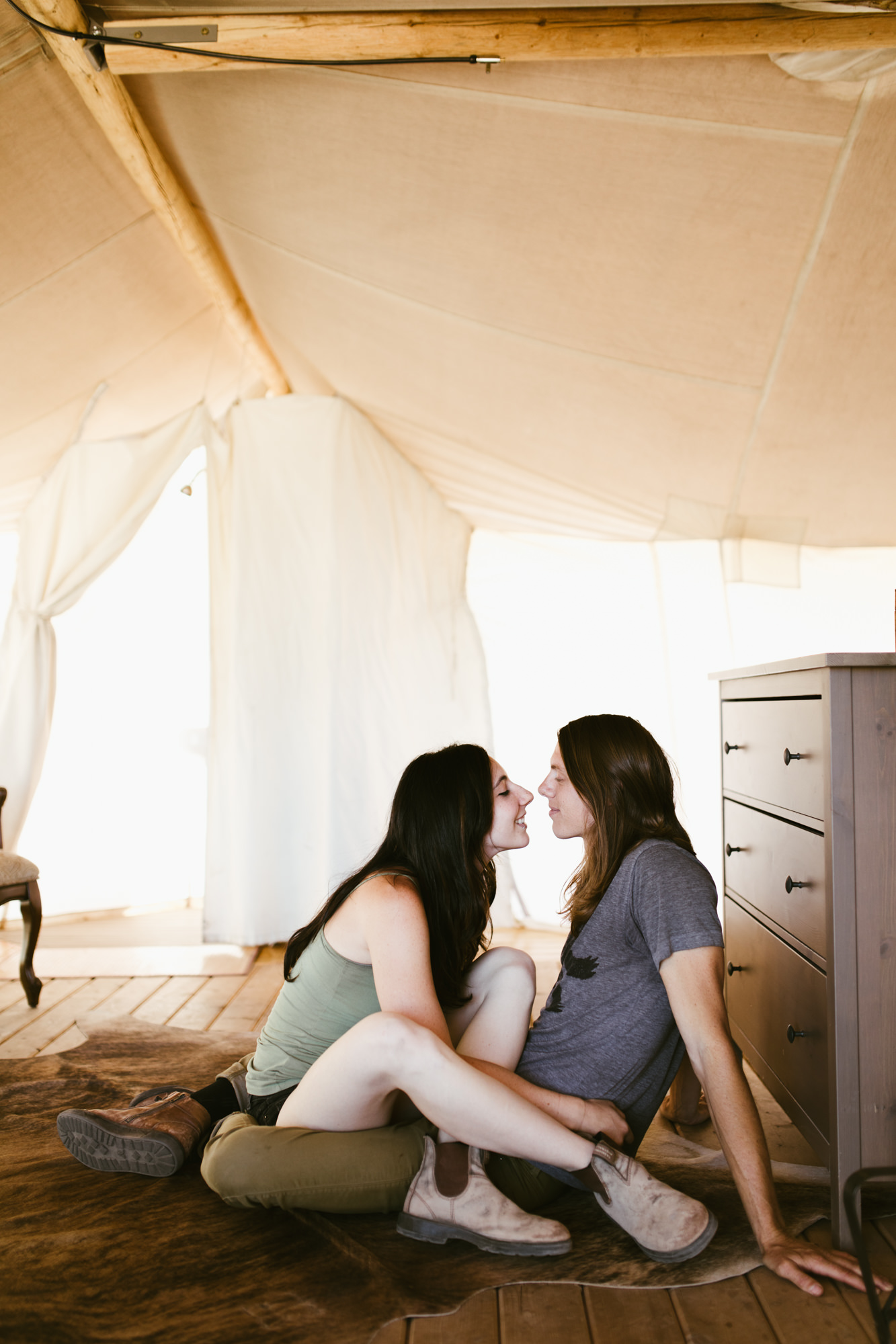 moab under canvas in-home tent session | destination engagement photo inspiration | utah adventure elopement photographers | the hearnes adventure photography | www.thehearnes.com