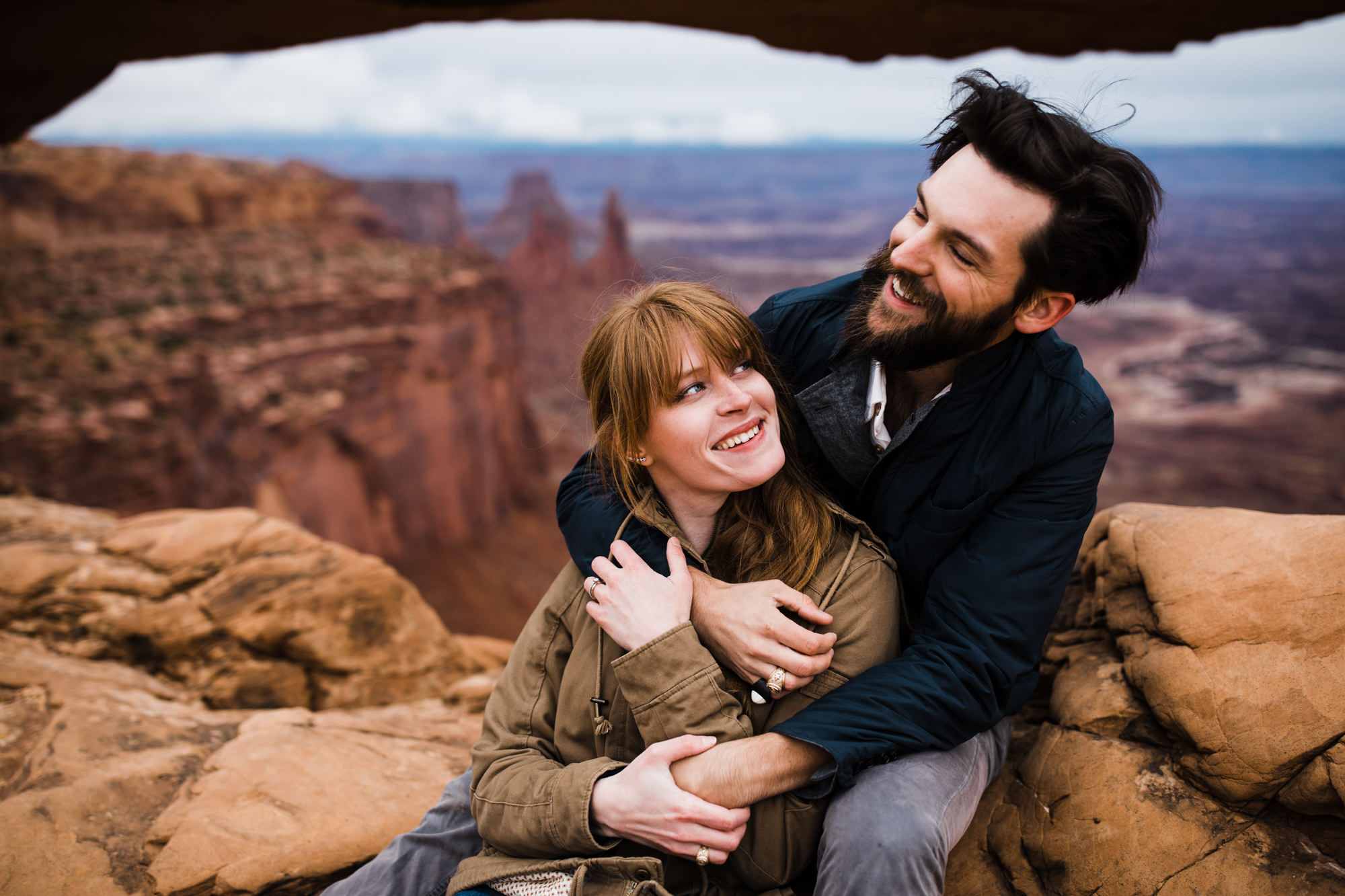 moab utah anniversary session | destination engagement photo inspiration | utah adventure elopement photographers | the hearnes adventure photography | www.thehearnes.com