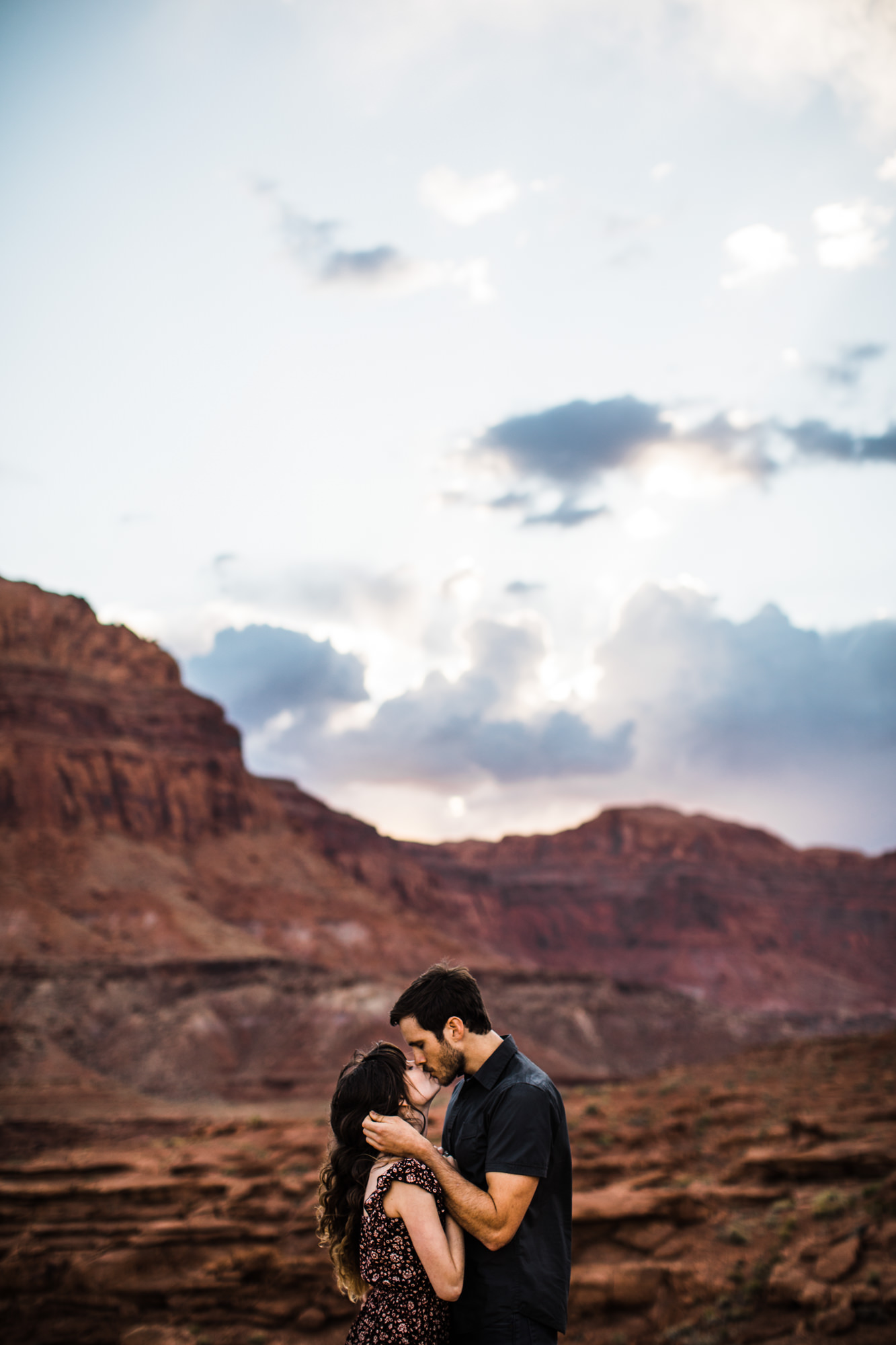 adventure engagement session at lake powell | destination engagement photo inspiration | utah adventure elopement photographers | the hearnes adventure photography | www.thehearnes.com