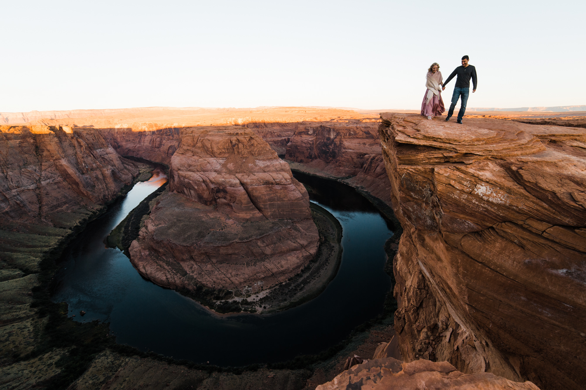 horseshoe bend elopement session | destination engagement photo inspiration | utah adventure elopement photographers | the hearnes adventure photography | www.thehearnes.com