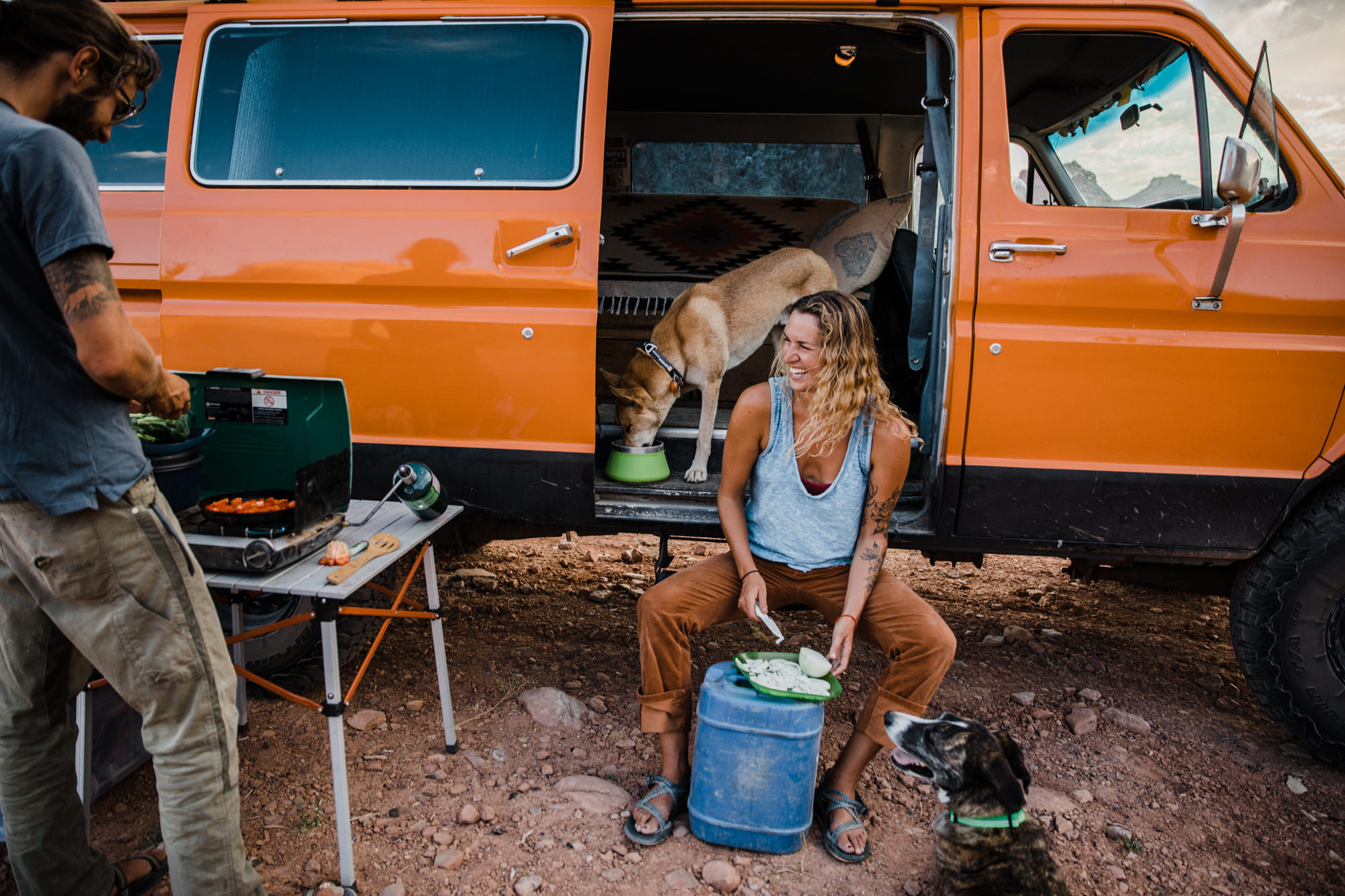 vanlife adventure session in the utah desert | destination engagement photo inspiration | utah adventure elopement photographers | the hearnes adventure photography | www.thehearnes.com