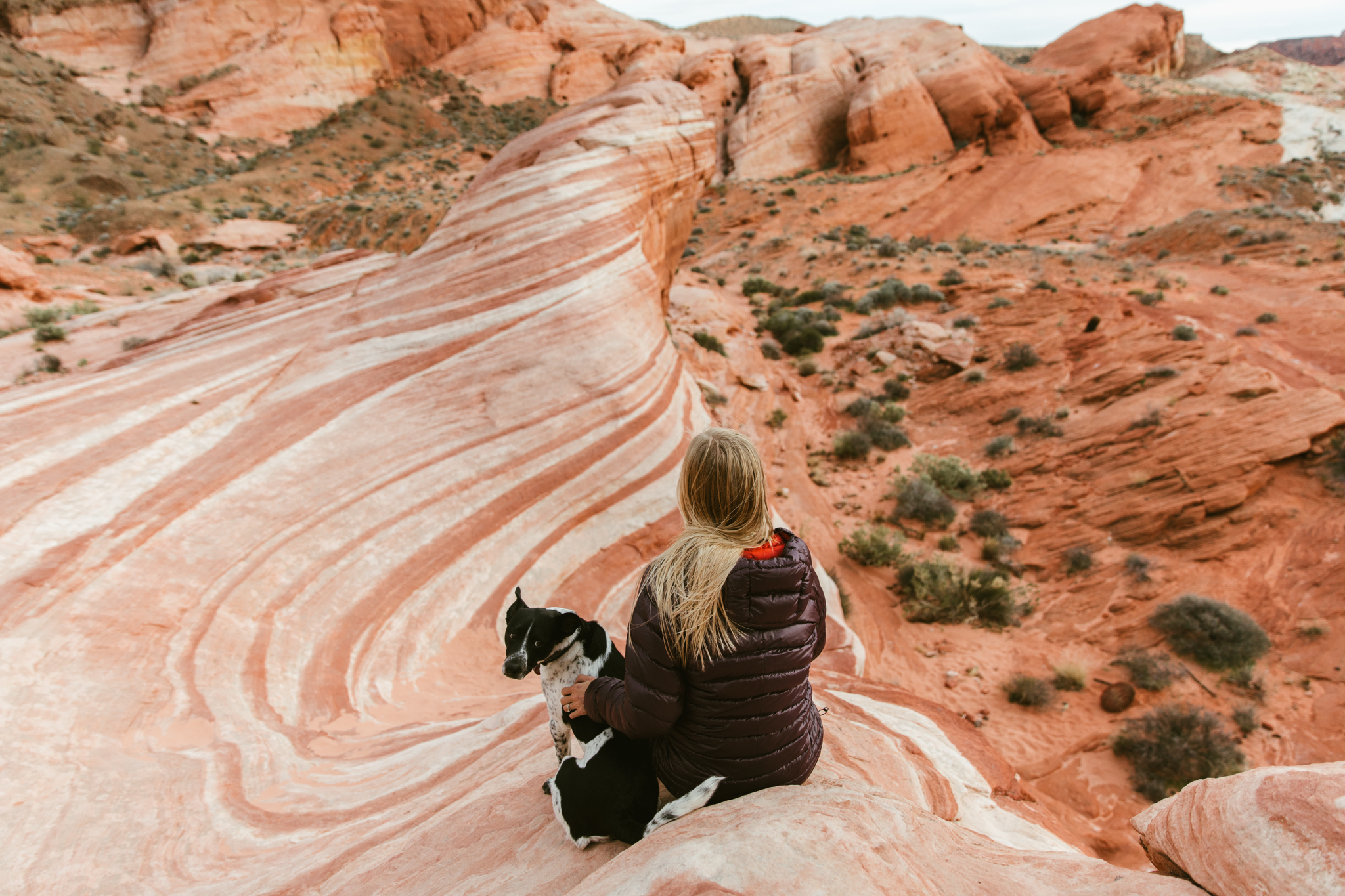 exploring valley of fire state park | utah and california adventure elopement photographers | the hearnes adventure photography | www.thehearnes.com