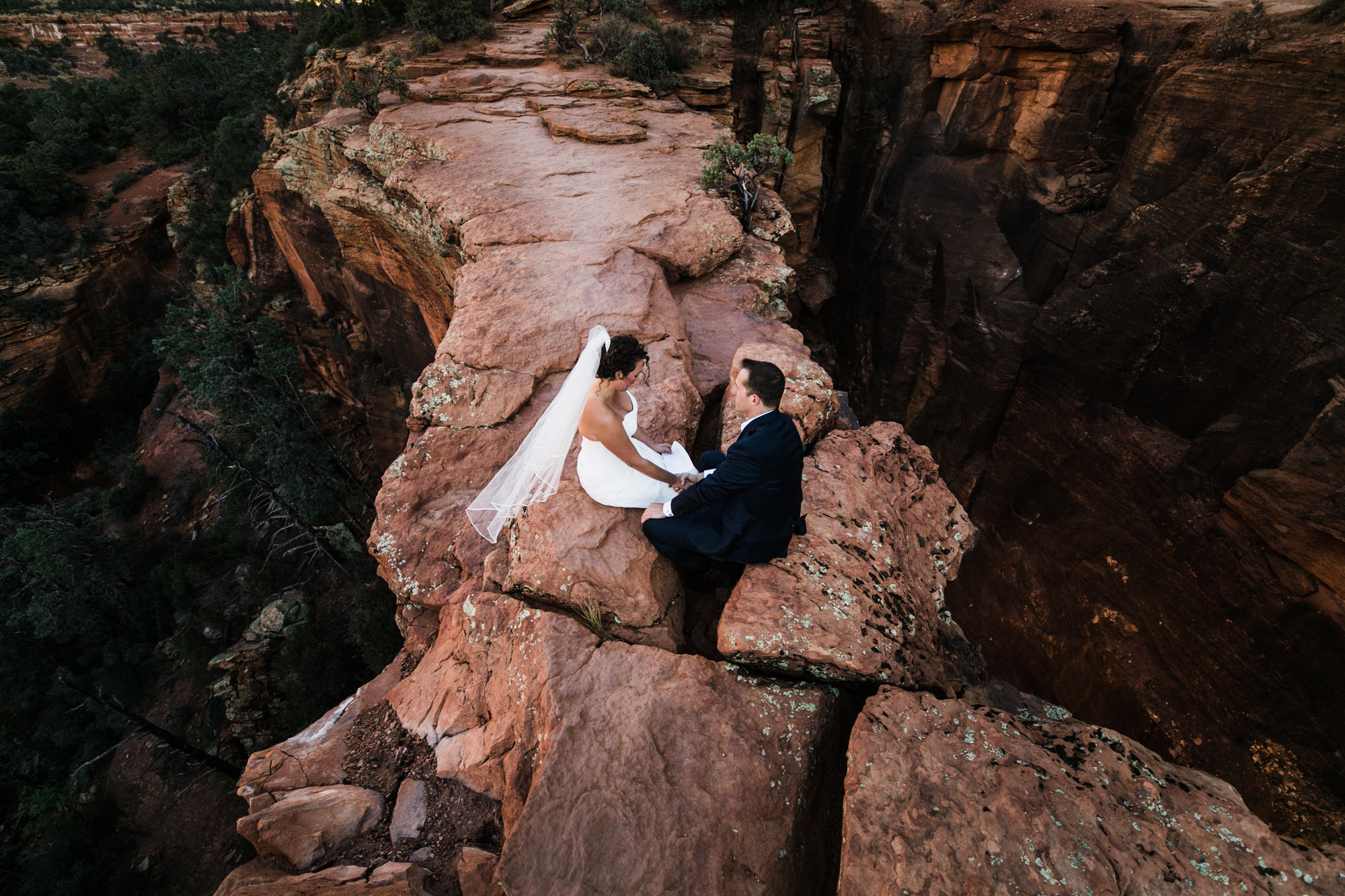 adventure elopement in sedona, arizona | travel destination wedding photographers | the hearnes adventure photography | www.thehearnes.com