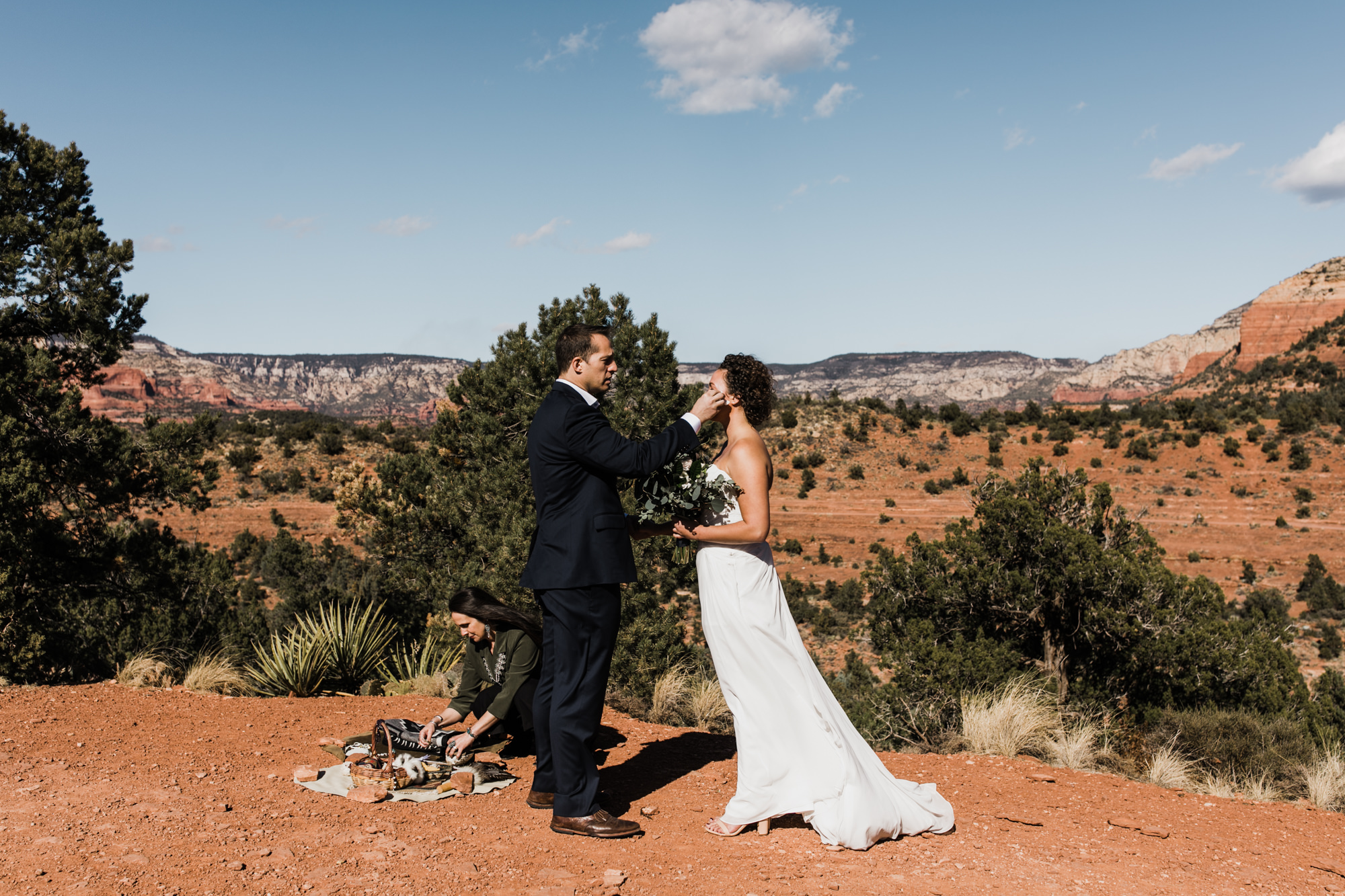 adventure elopement in sedona, arizona | travel destination wedding photographers | the hearnes adventure photography | www.thehearnes.com