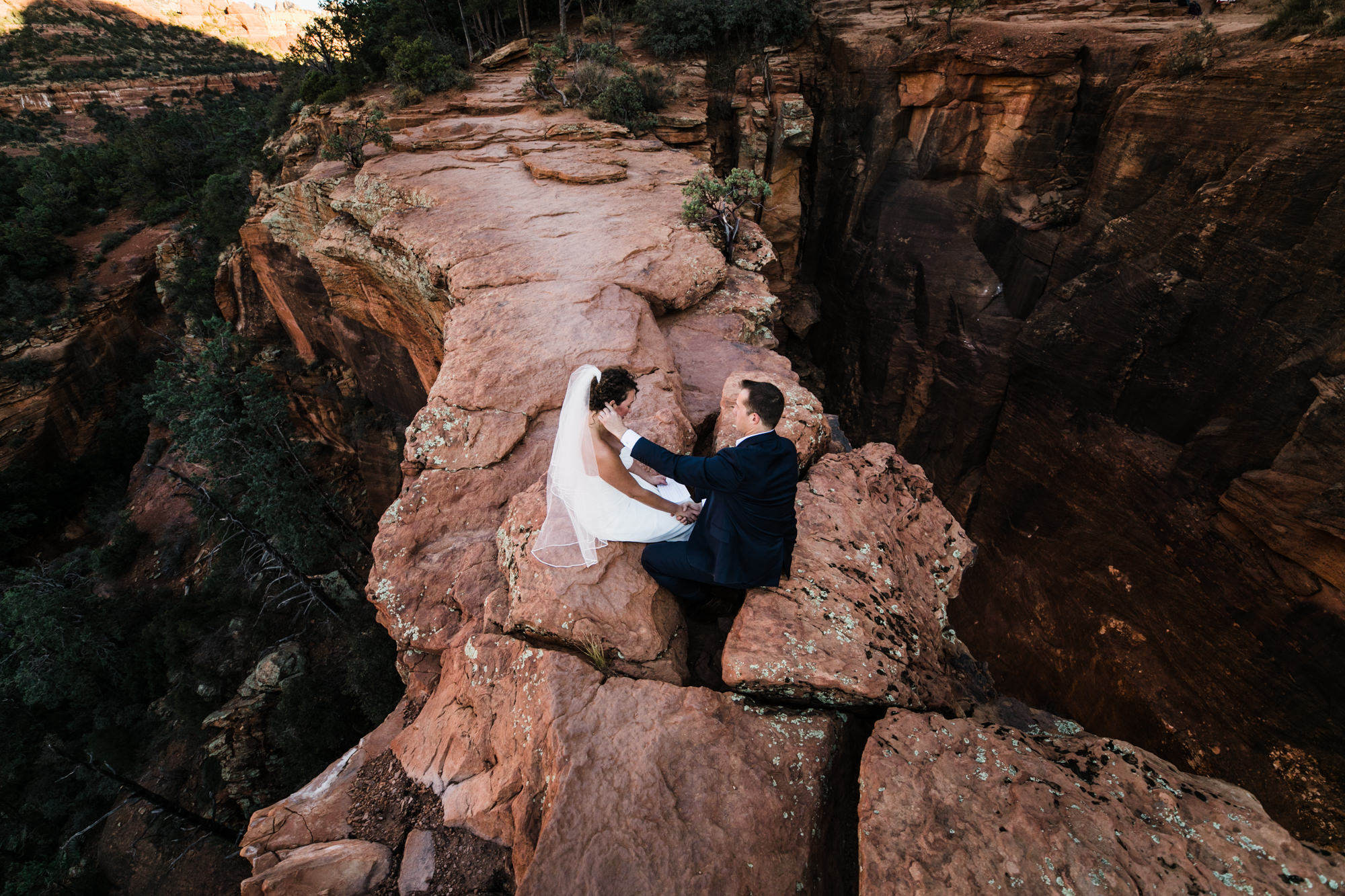 adventure elopement in sedona, arizona | travel destination wedding photographers | the hearnes adventure photography | www.thehearnes.com