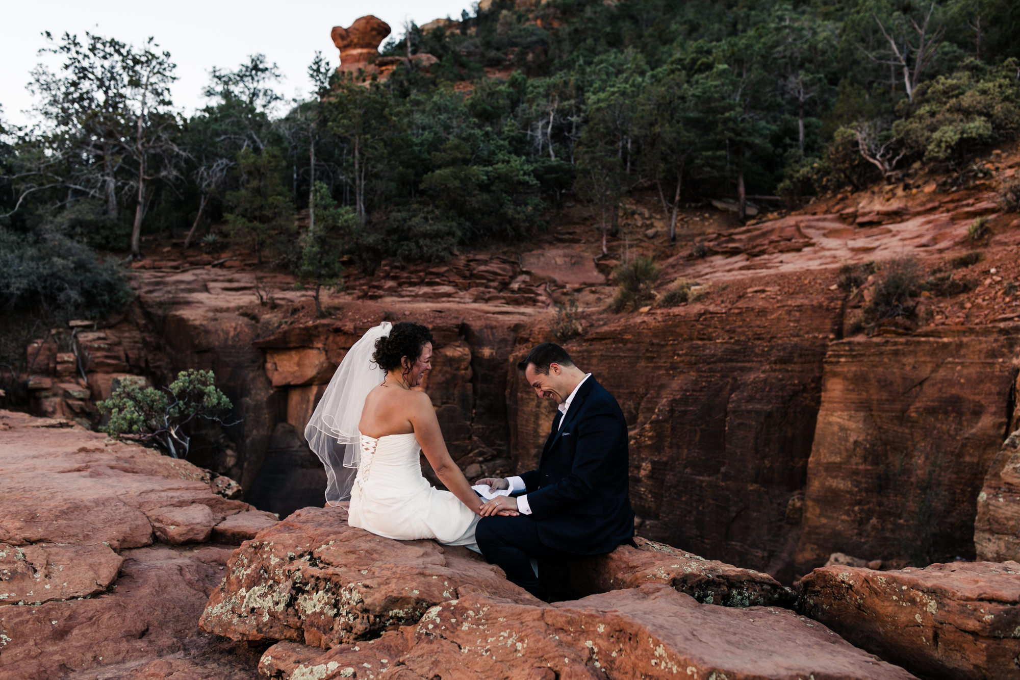 adventure elopement in sedona, arizona | travel destination wedding photographers | the hearnes adventure photography | www.thehearnes.com