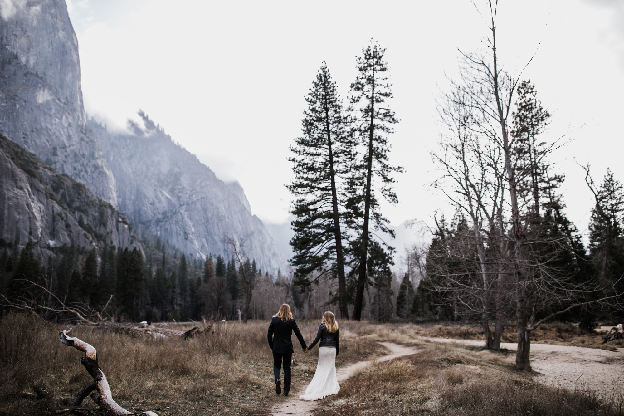 adventurous elopement portraits in yosemite national park | destination elopement photographers | the hearnes adventure photography | www.thehearnes.com