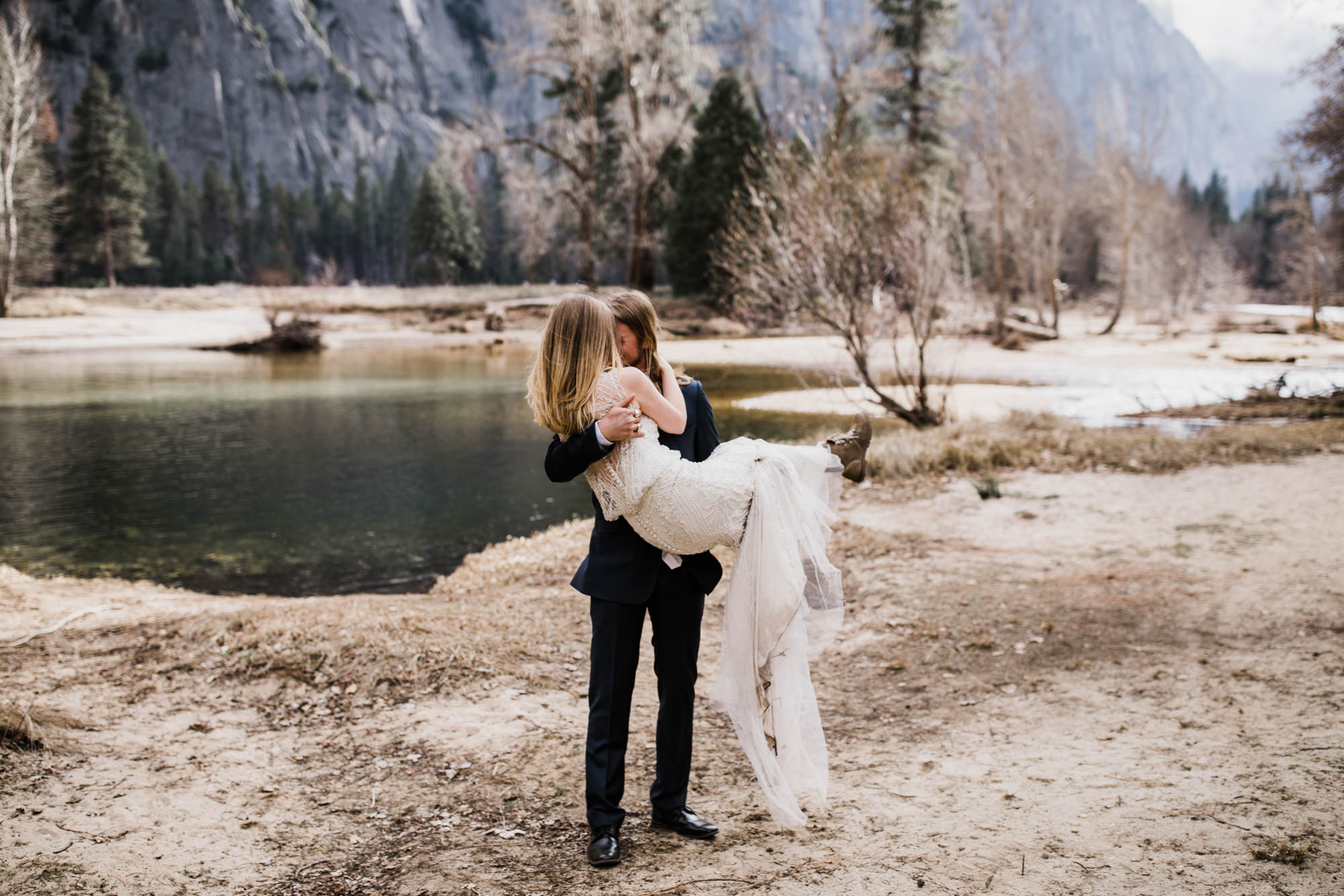 adventurous elopement portraits in yosemite national park | destination elopement photographers | the hearnes adventure photography | www.thehearnes.com