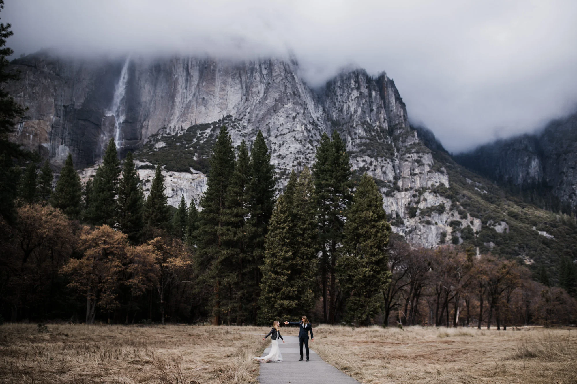 adventurous elopement portraits in yosemite national park | destination elopement photographers | the hearnes adventure photography | www.thehearnes.com