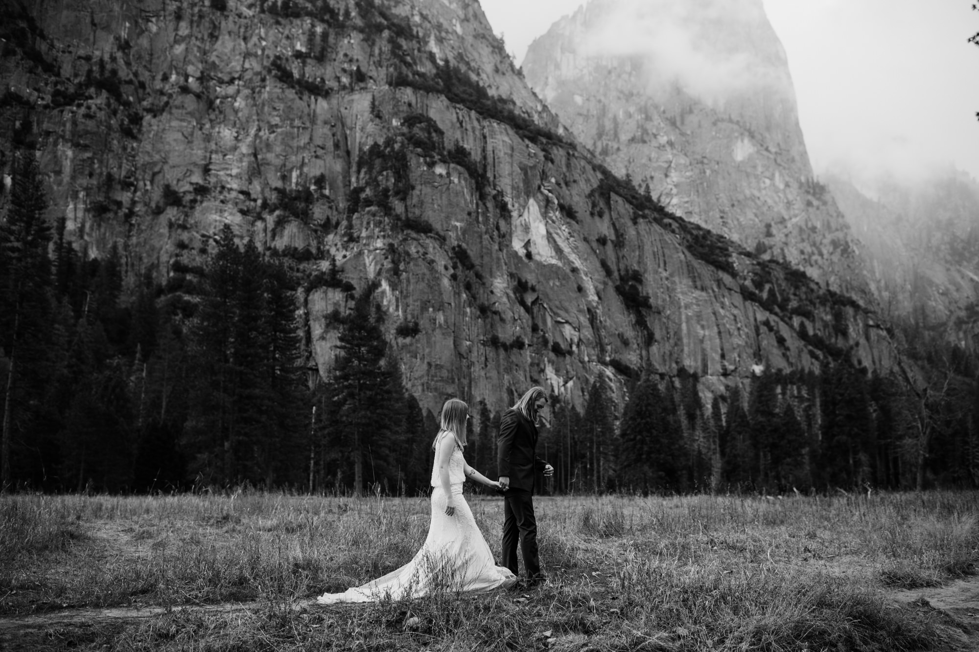 adventurous elopement portraits in yosemite national park | destination elopement photographers | the hearnes adventure photography | www.thehearnes.com
