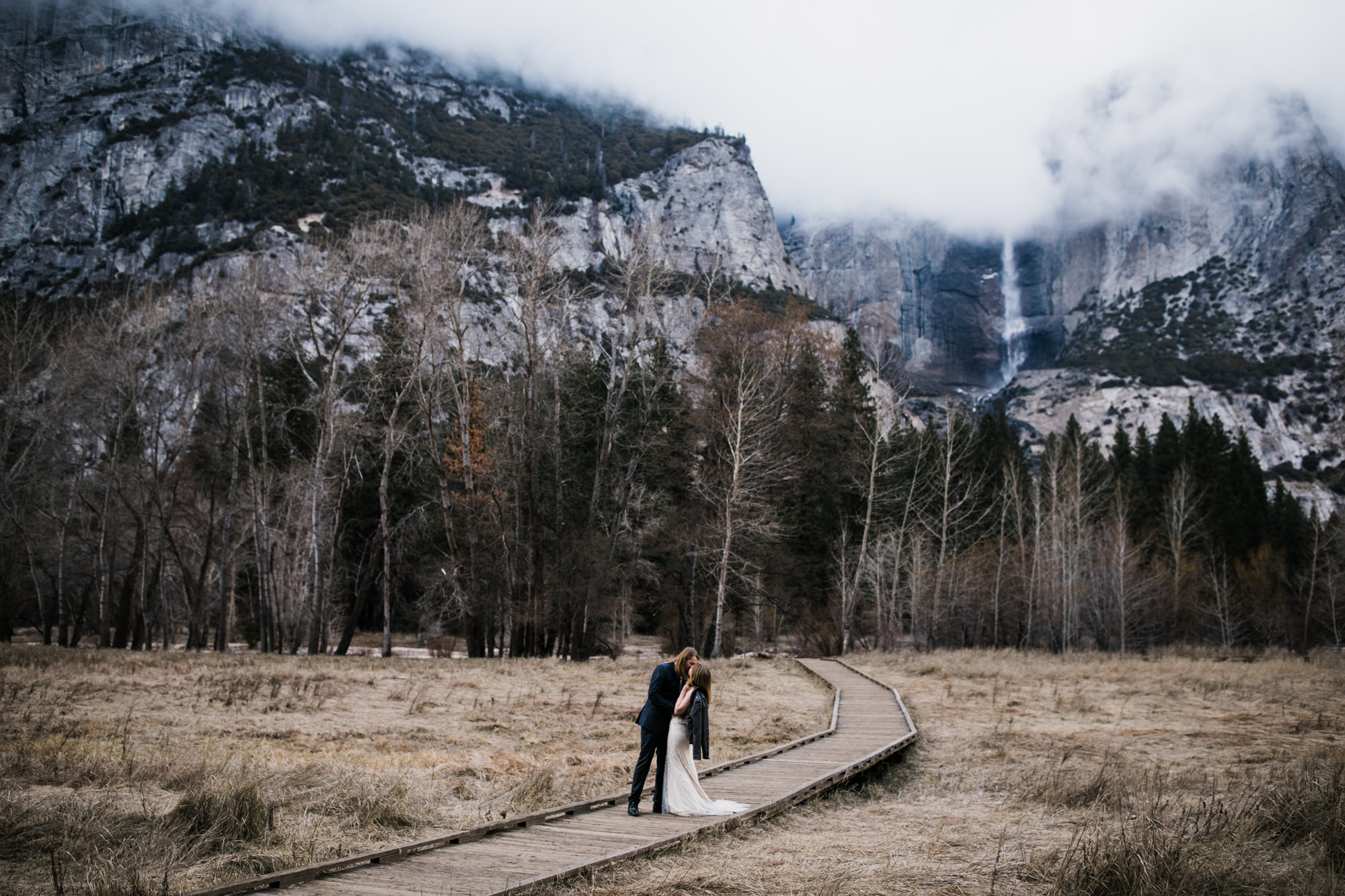 adventurous elopement portraits in yosemite national park | destination elopement photographers | the hearnes adventure photography | www.thehearnes.com