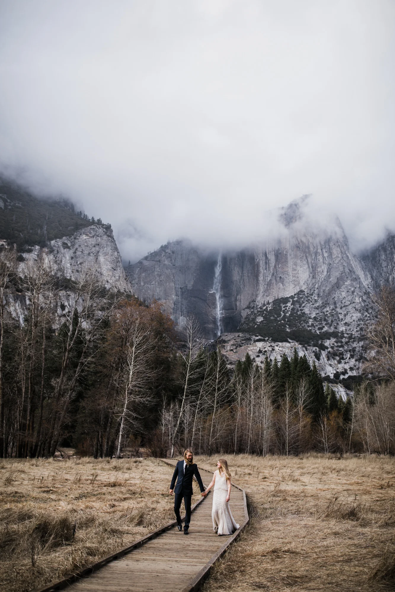 adventurous elopement portraits in yosemite national park | destination elopement photographers | the hearnes adventure photography | www.thehearnes.com