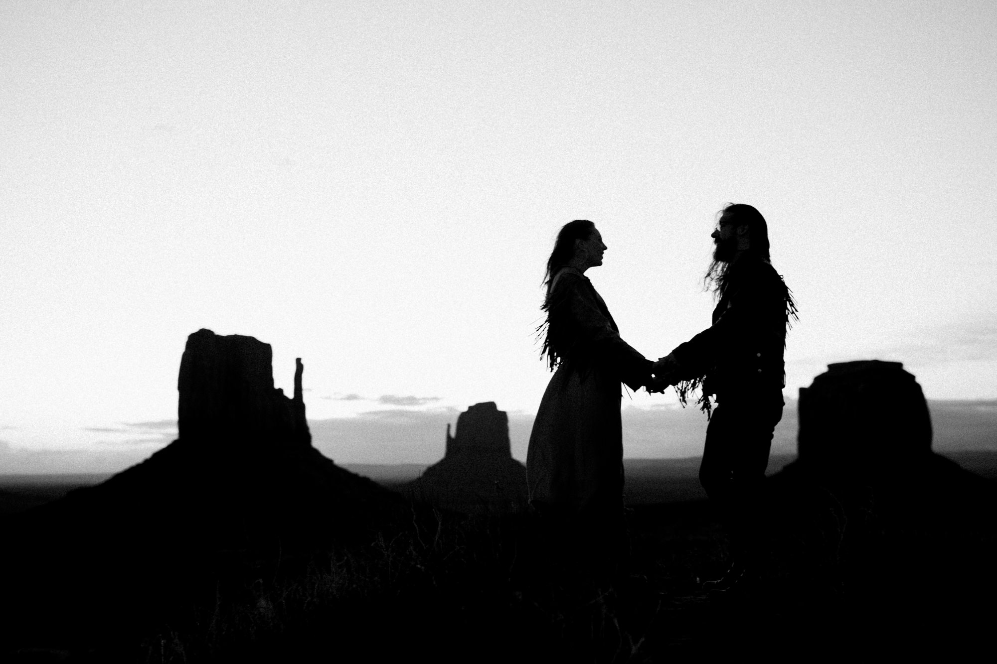 rachel + ryan's western stylish engagement session in monument valley | desert elopement inspiration | boho southwestern style | the hearnes adventure photography | www.thehearnes.com