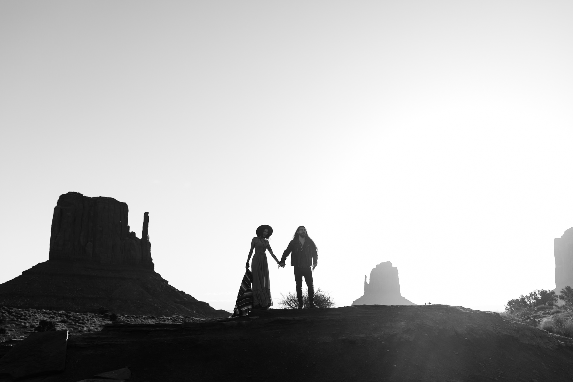 rachel + ryan's western stylish engagement session in monument valley | desert elopement inspiration | boho southwestern style | the hearnes adventure photography | www.thehearnes.com