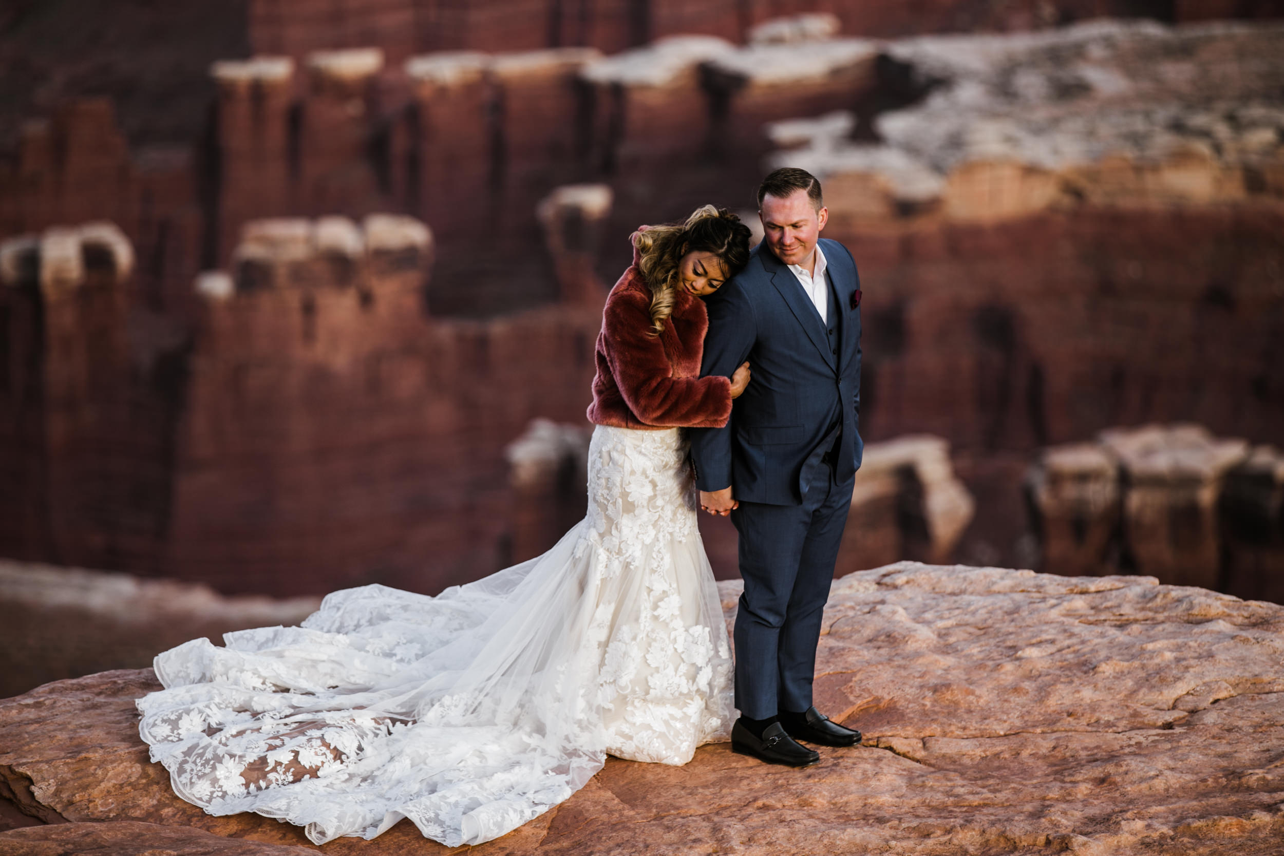 elopement wedding canyonlands national park near moab utah | adventurous desert wedding inspiration | small wedding in utah | the hearnes adventure photography