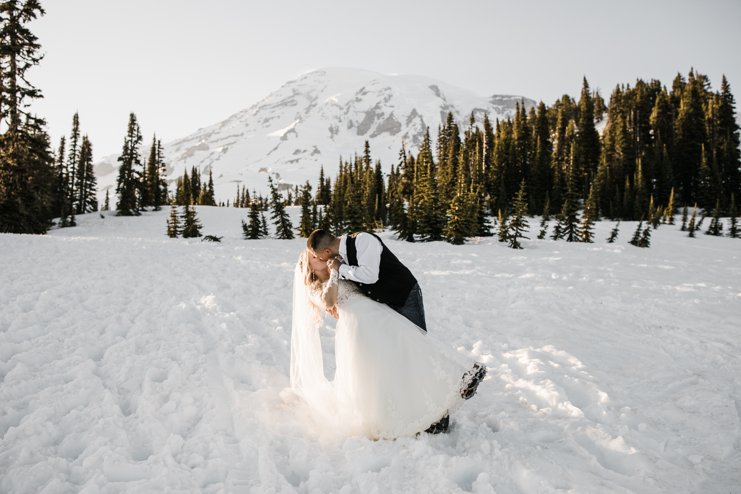 snowy wedding | pendleton silver bark wedding blanket | wedding portraits in the snow in mount rainier national park | first dance in the mountains | national park elopement photographer