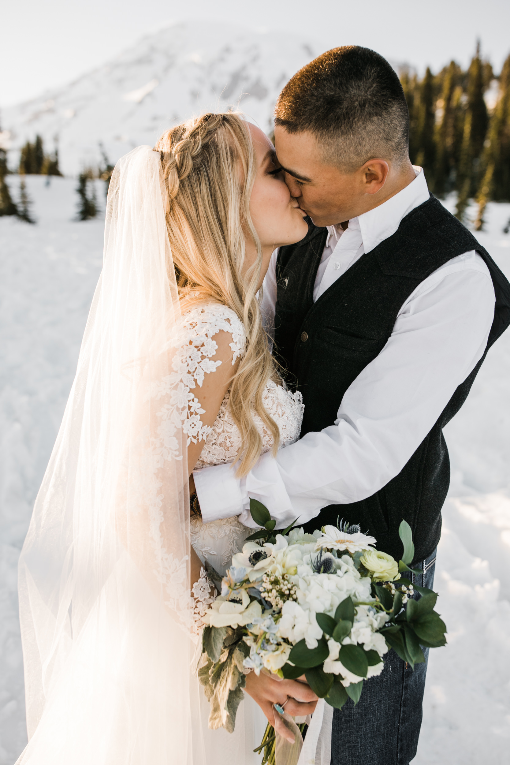 snowy wedding | pendleton silver bark wedding blanket | wedding portraits in the snow in mount rainier national park | first dance in the mountains | national park elopement photographer