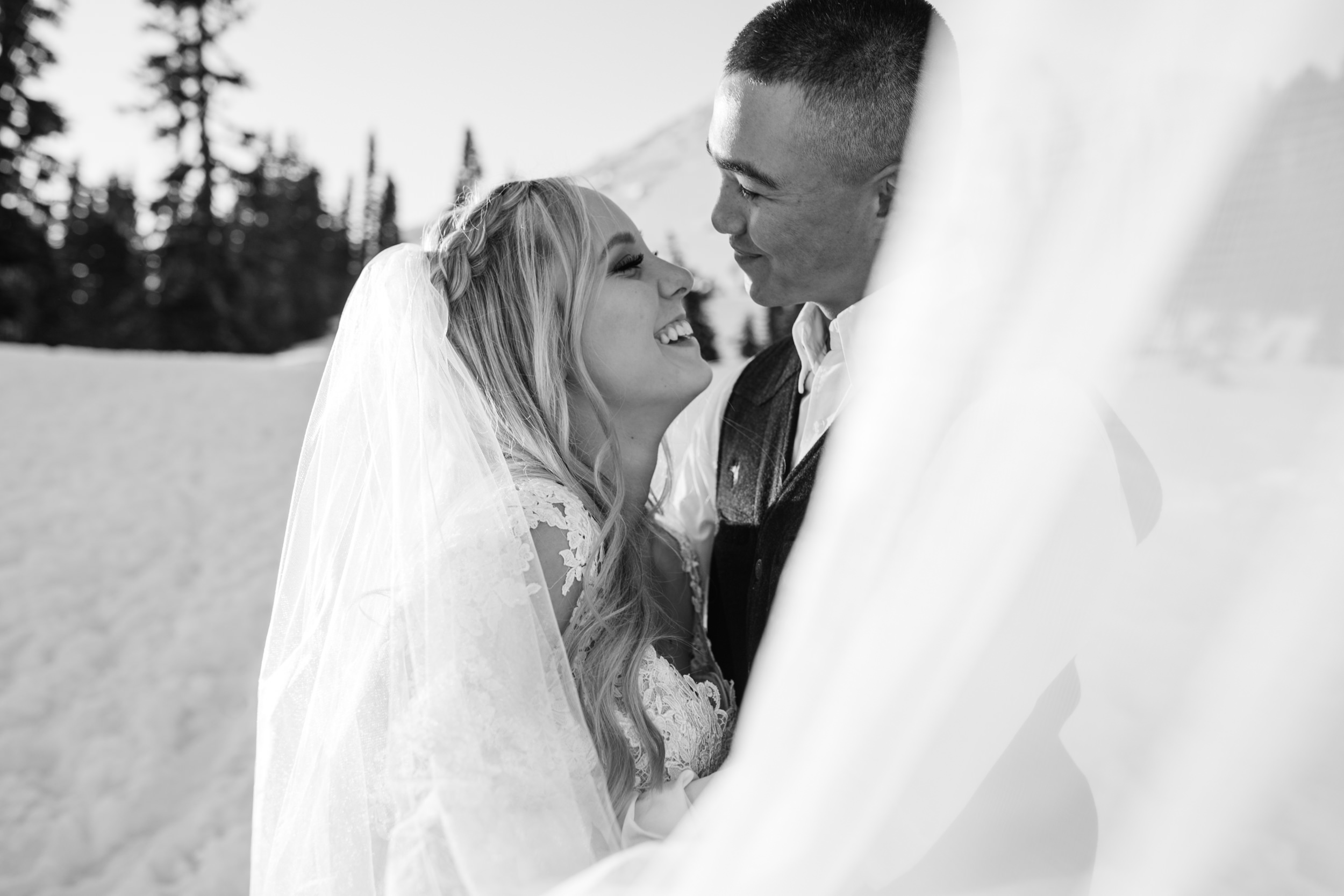 snowy wedding | pendleton silver bark wedding blanket | wedding portraits in the snow in mount rainier national park | first dance in the mountains | national park elopement photographer