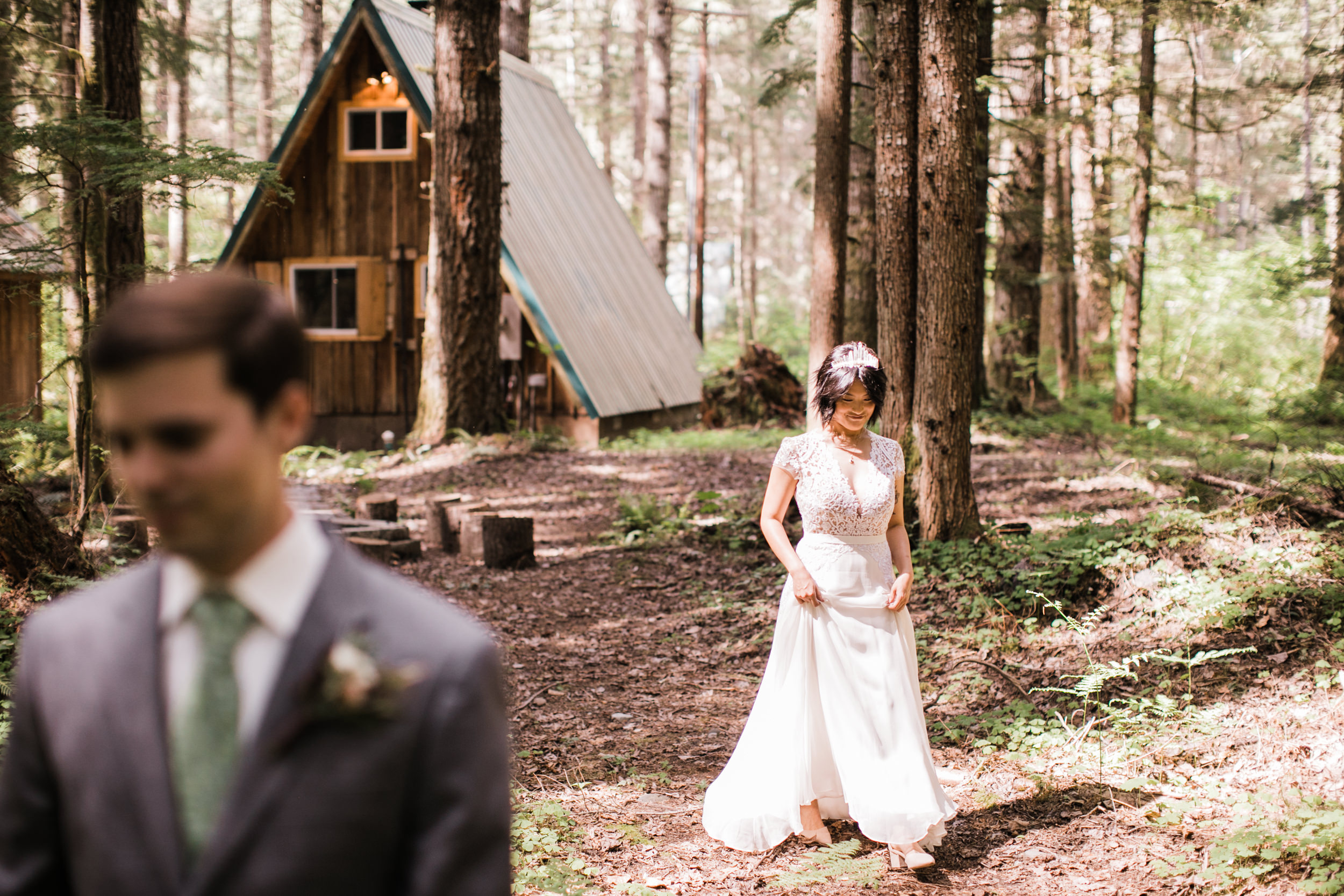 intimate wedding and reception in mount rainier national park | a frame cabin elopement first look | woodsy small reception in washington | snowy wedding portraits | elopement in the mountains