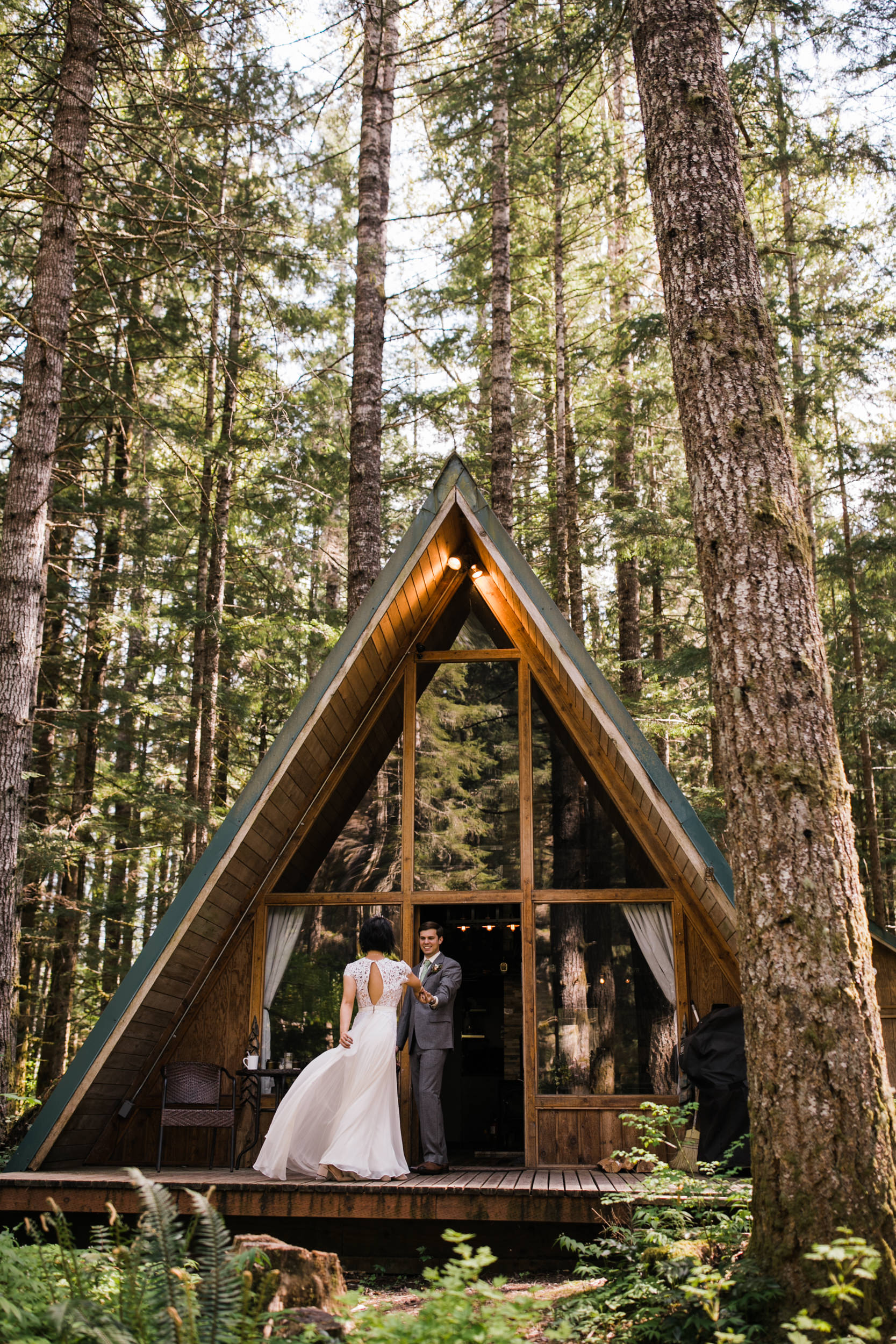 intimate wedding and reception in mount rainier national park | a frame cabin elopement first look | woodsy small reception in washington | snowy wedding portraits | elopement in the mountains