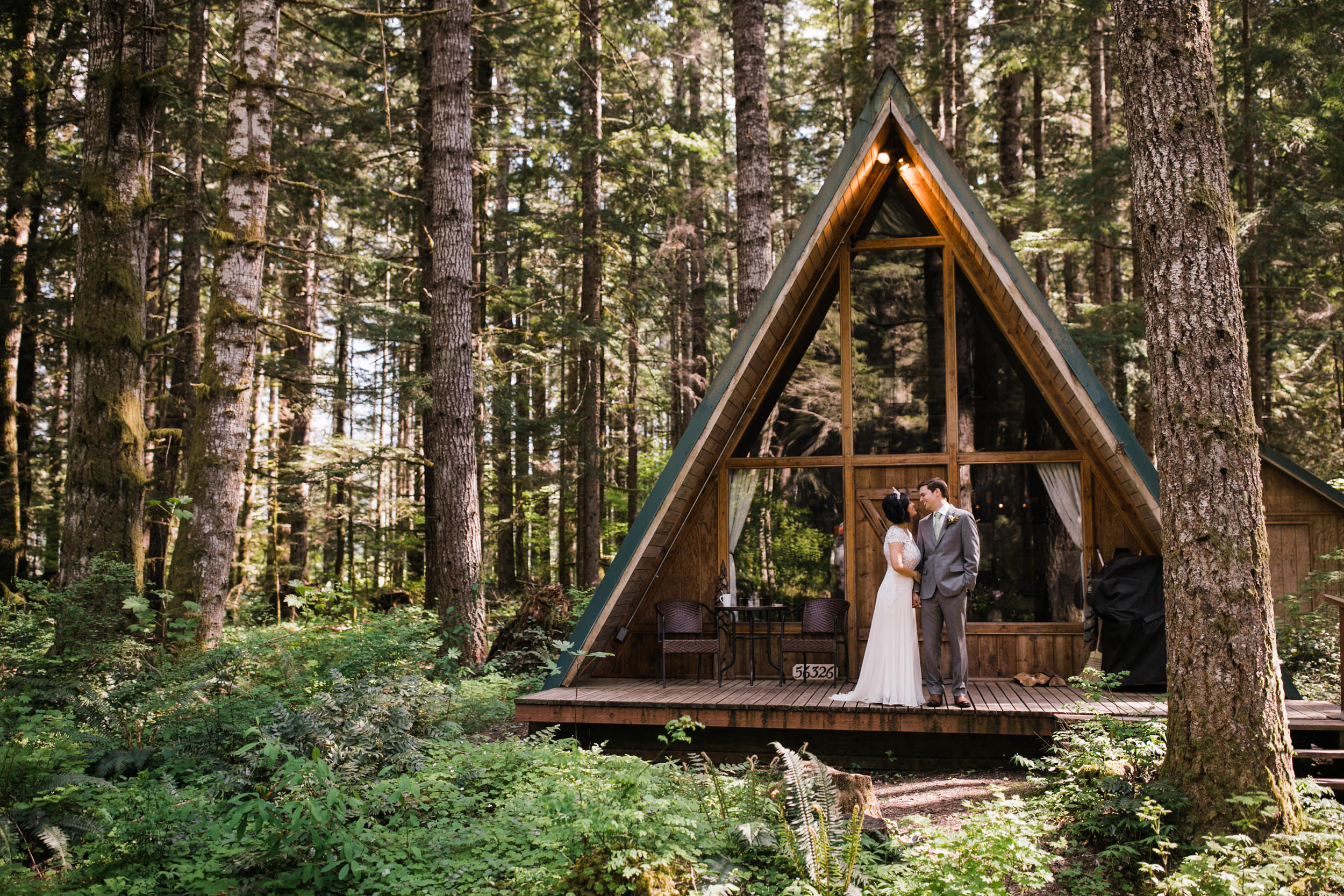 intimate wedding and reception in mount rainier national park | a frame cabin elopement first look | woodsy small reception in washington | snowy wedding portraits | elopement in the mountains