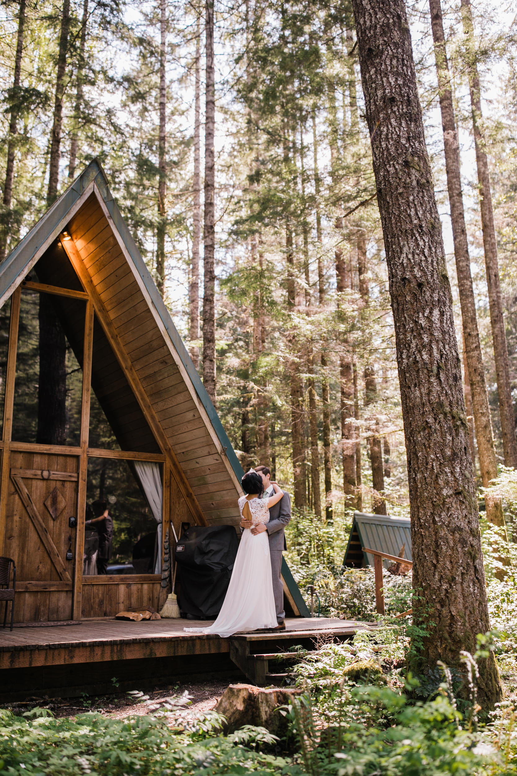 intimate wedding and reception in mount rainier national park | a frame cabin elopement first look | woodsy small reception in washington | snowy wedding portraits | elopement in the mountains