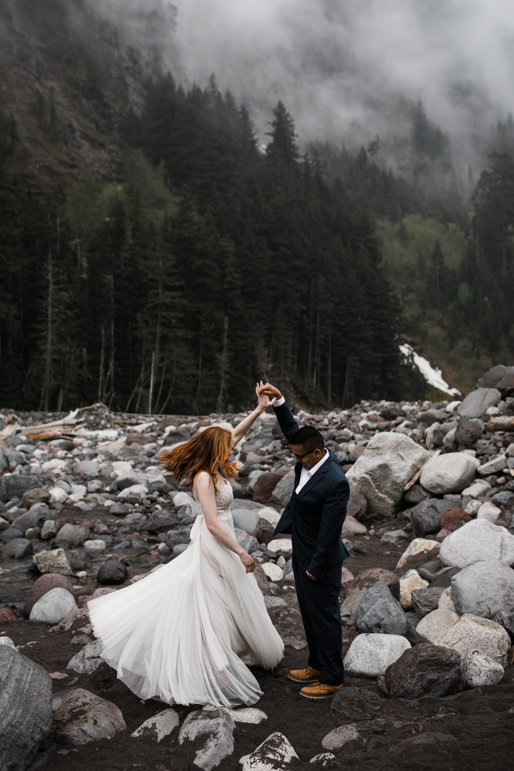 alyssa + horacio's adventurous honeymoon session in mount rainier national park | the hearnes adventure photography | national park elopement inspiration | www.thehearnes.com