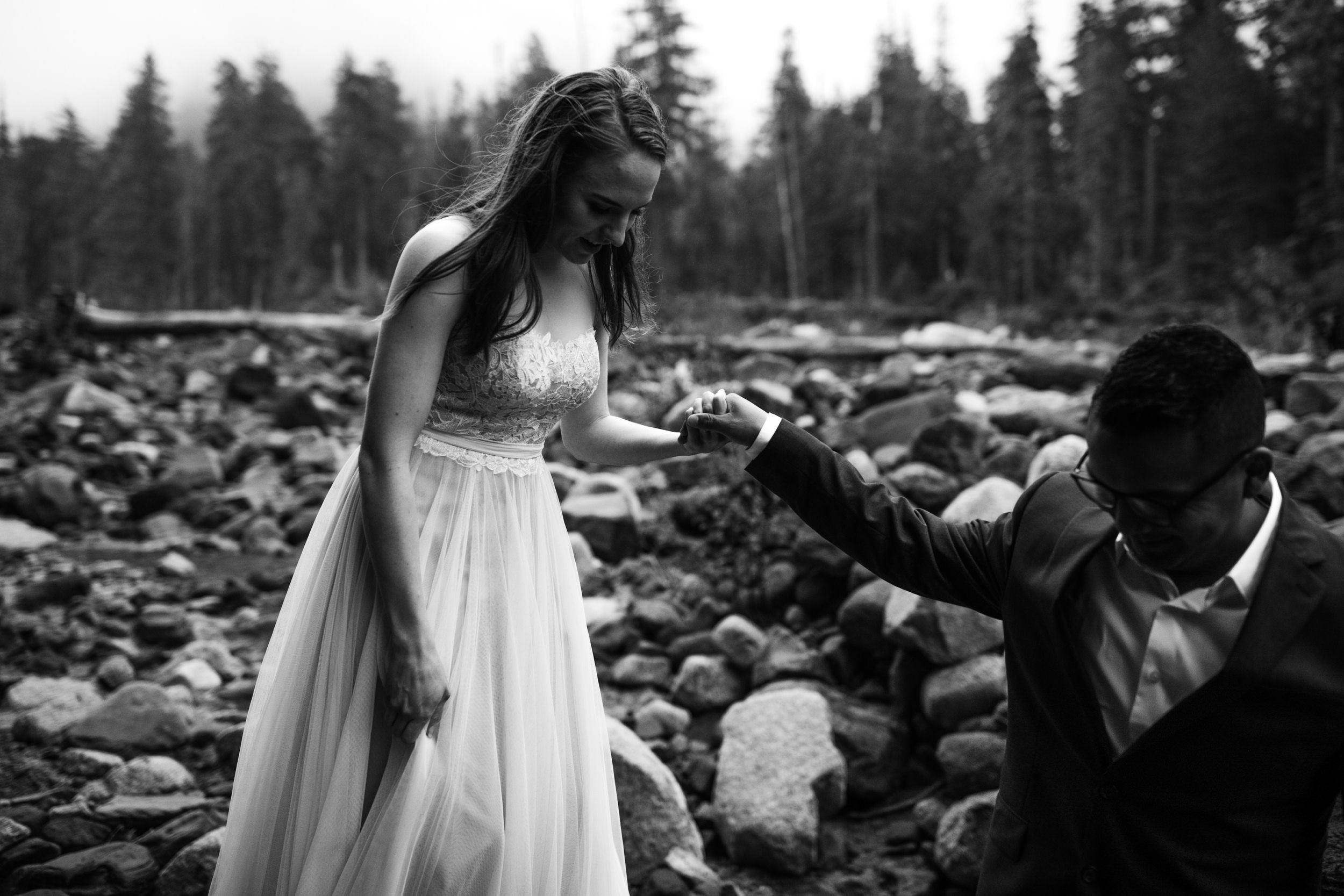 alyssa + horacio's adventurous honeymoon session in mount rainier national park | the hearnes adventure photography | national park elopement inspiration | www.thehearnes.com