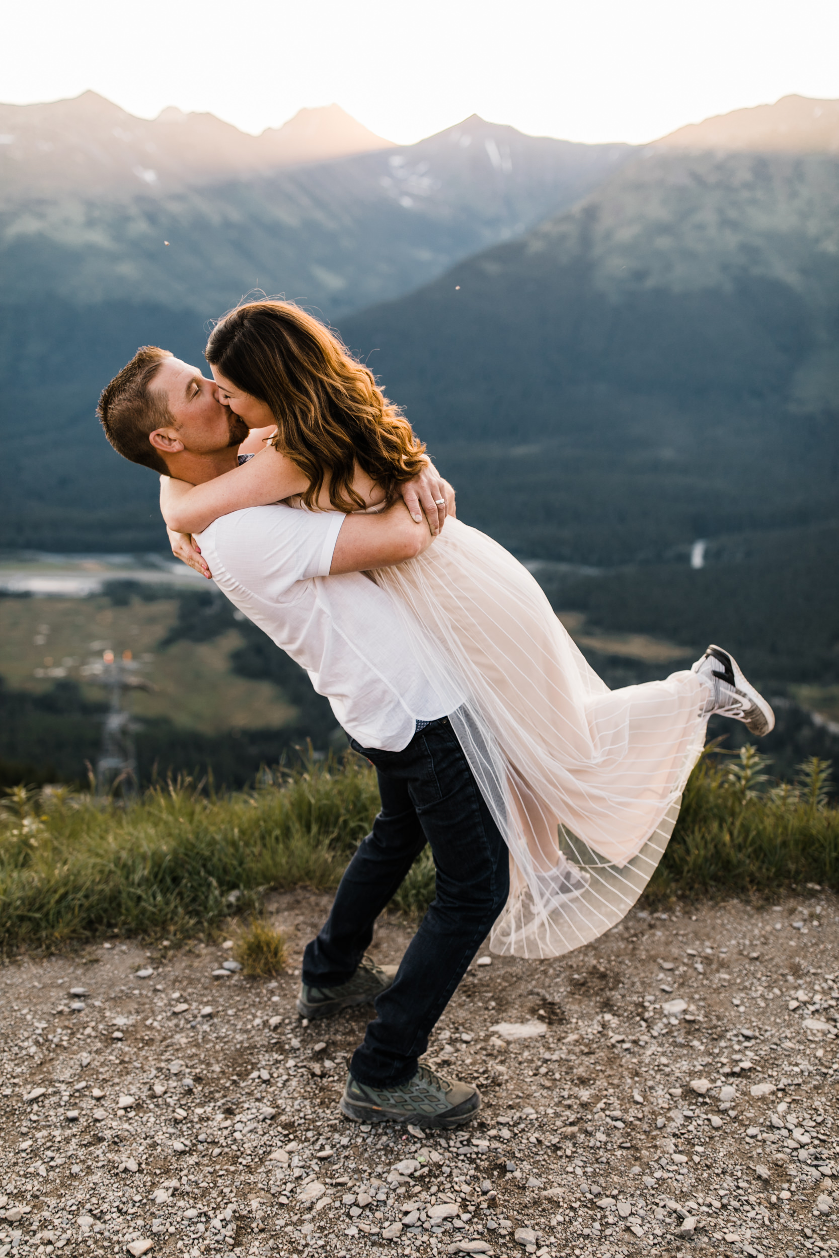 adventurous wedding anniversary session in alyeska, alaska | alaska elopement photographer | mountain resort elopement inspiration | the hearnes adventure photography | www.thehearnes.com