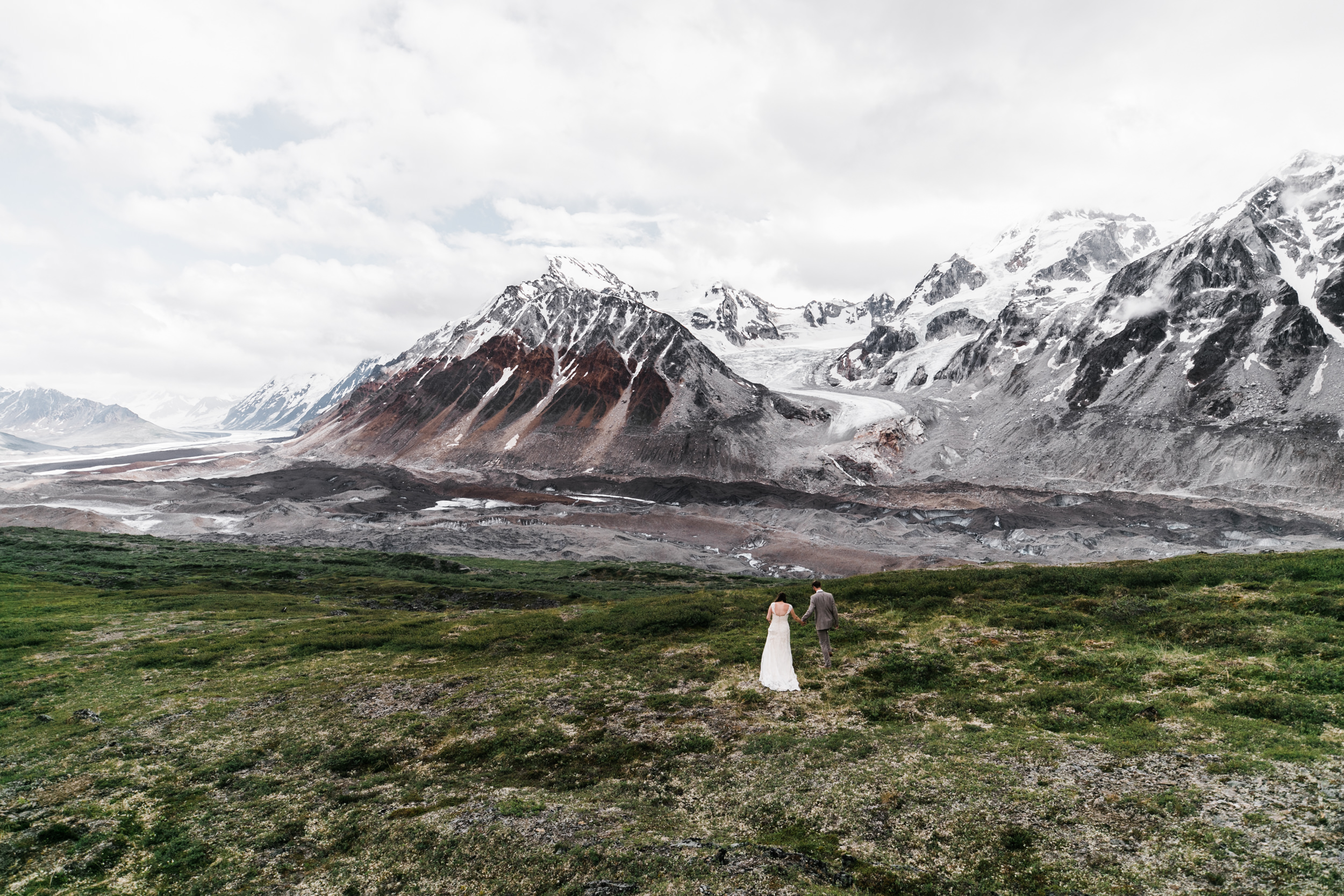 helicopter flightseeing tour in denali national park | alaska destination elopement inspiration | heli wedding in alaska | the hearnes adventure photography | www.thehearnes.com