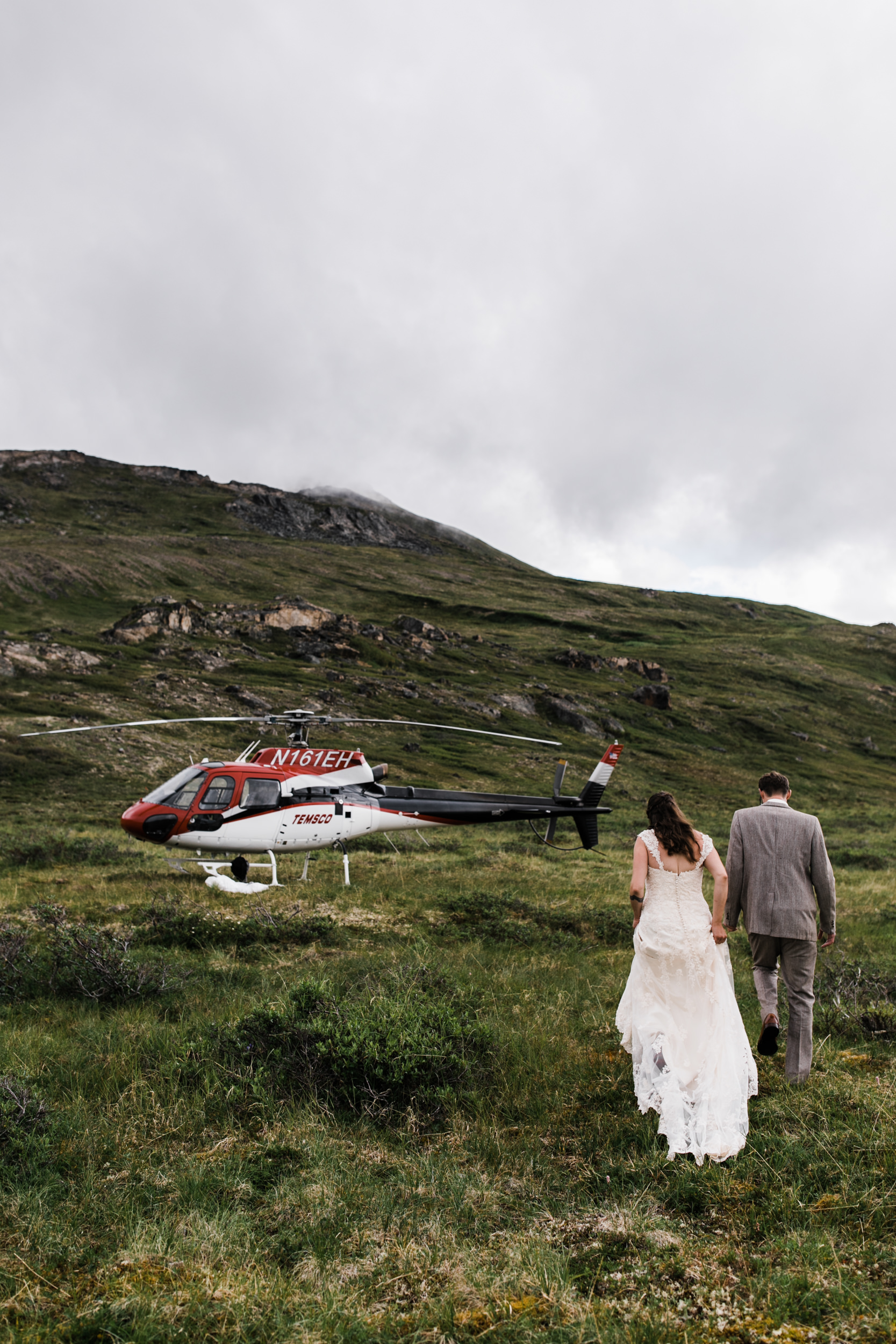 helicopter flightseeing tour in denali national park | alaska destination elopement inspiration | heli wedding in alaska | the hearnes adventure photography | www.thehearnes.com